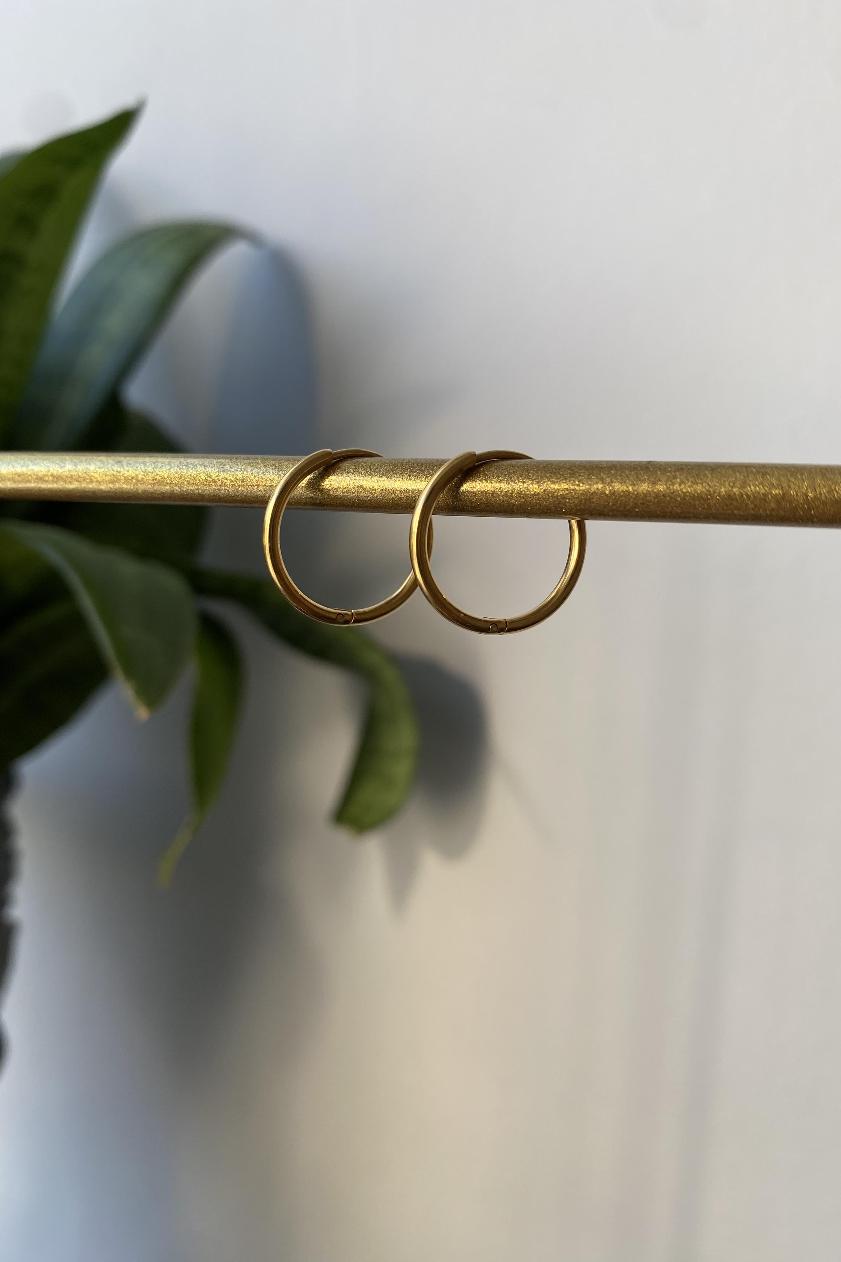 İNCE KLASİK HALKA KÜPE 1,5CM