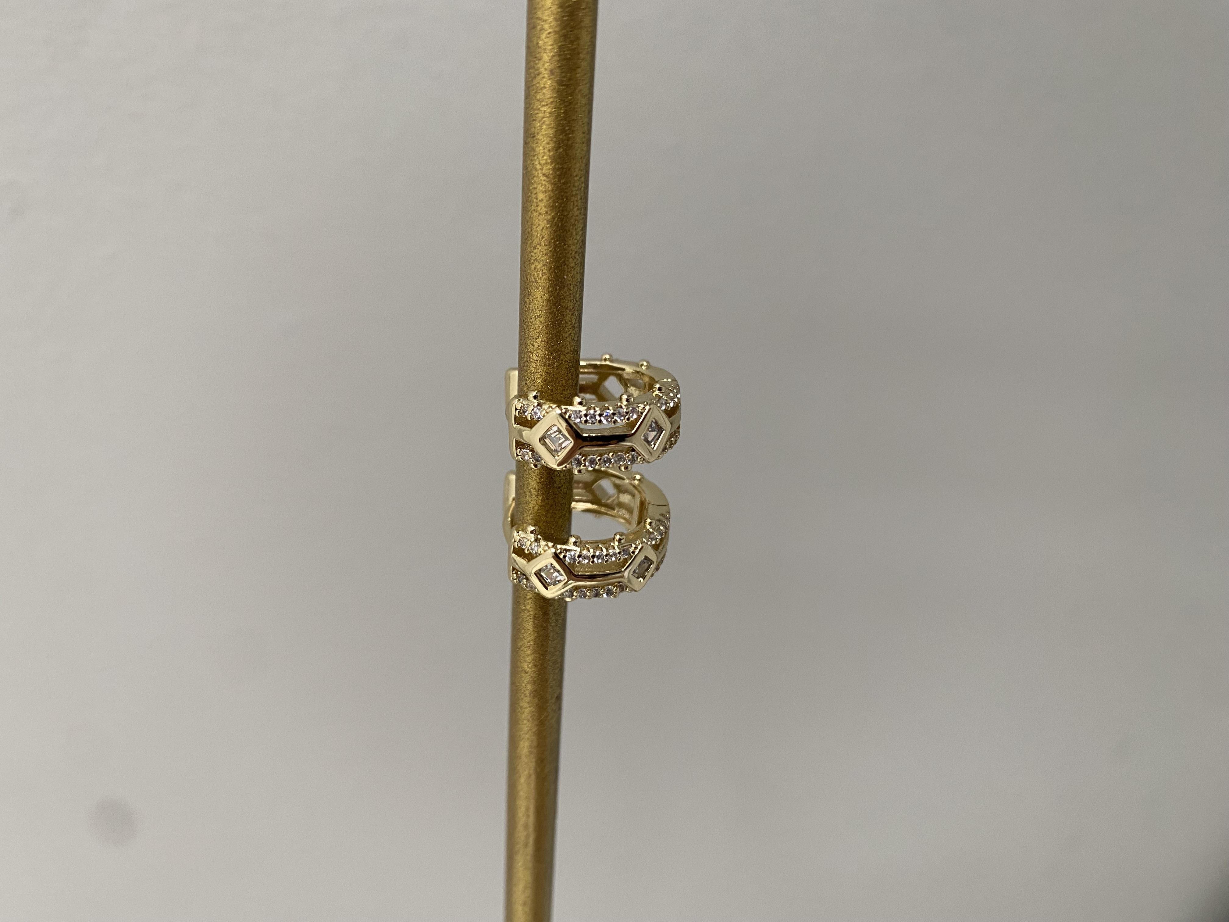 KARO TAŞ SIRALI HALKA KÜPE 1.5 CM