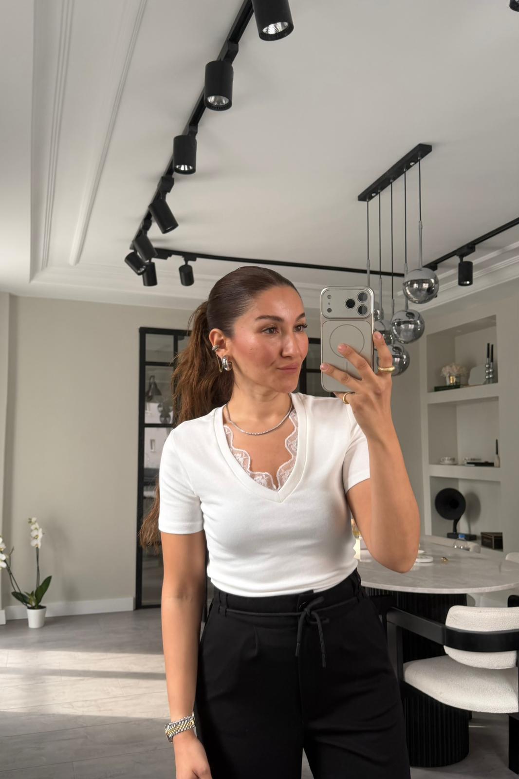 V YAKA DANTELLİ HAMUR BODY/17381