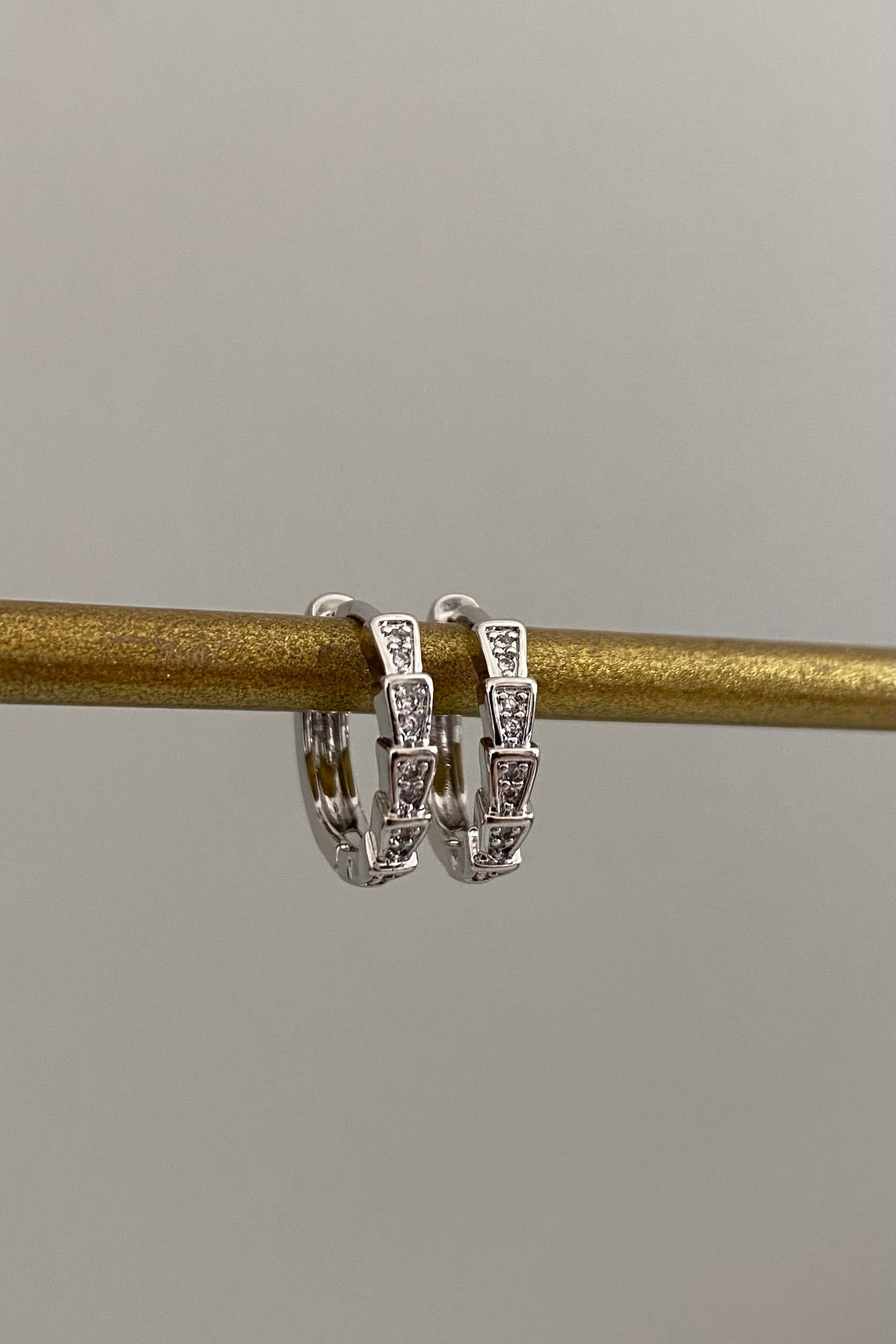 TAŞLI PİRAMİT HALKA KÜPE 1.5 CM