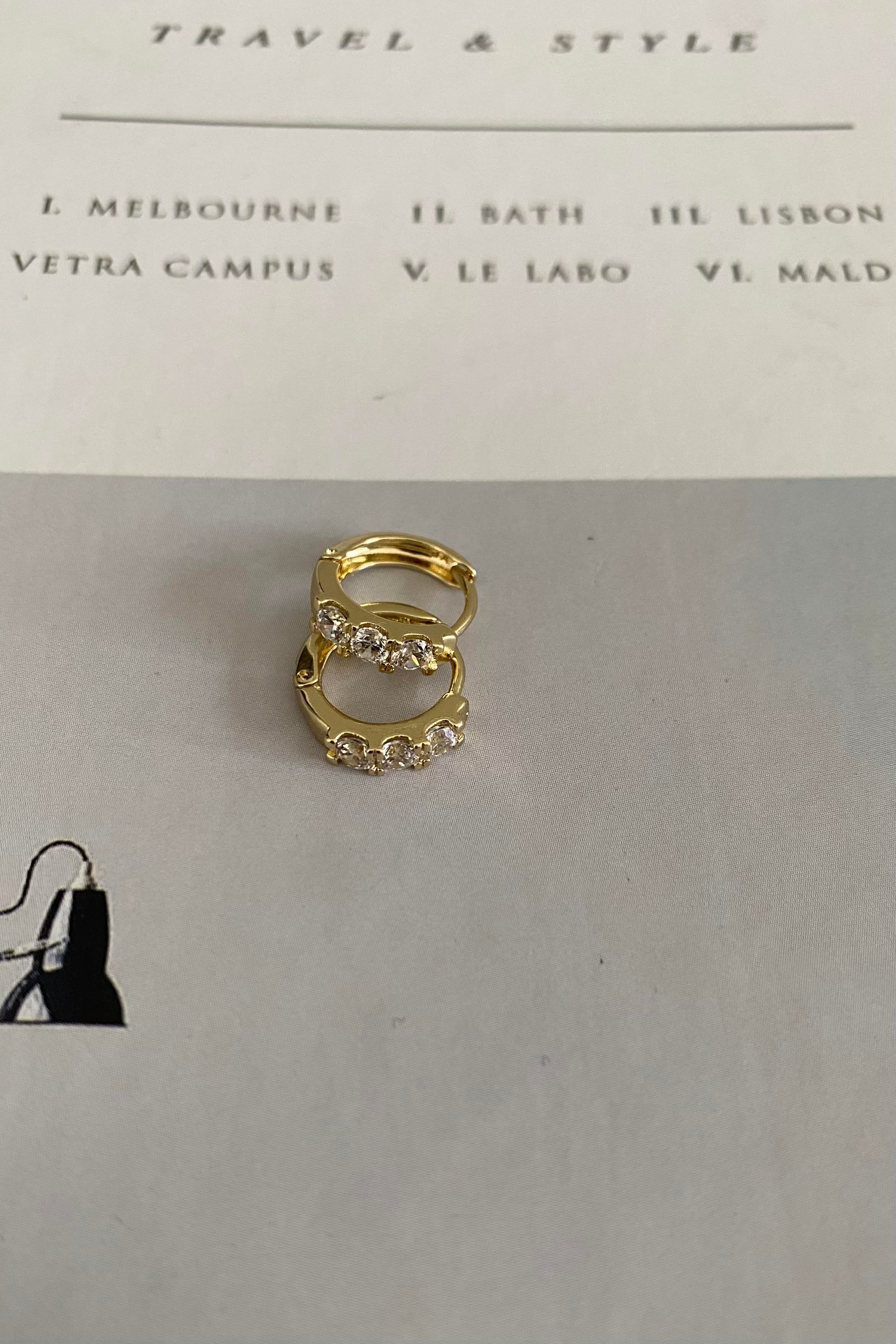 ÜÇ TAŞLI HALKA KÜPE 1,3cm