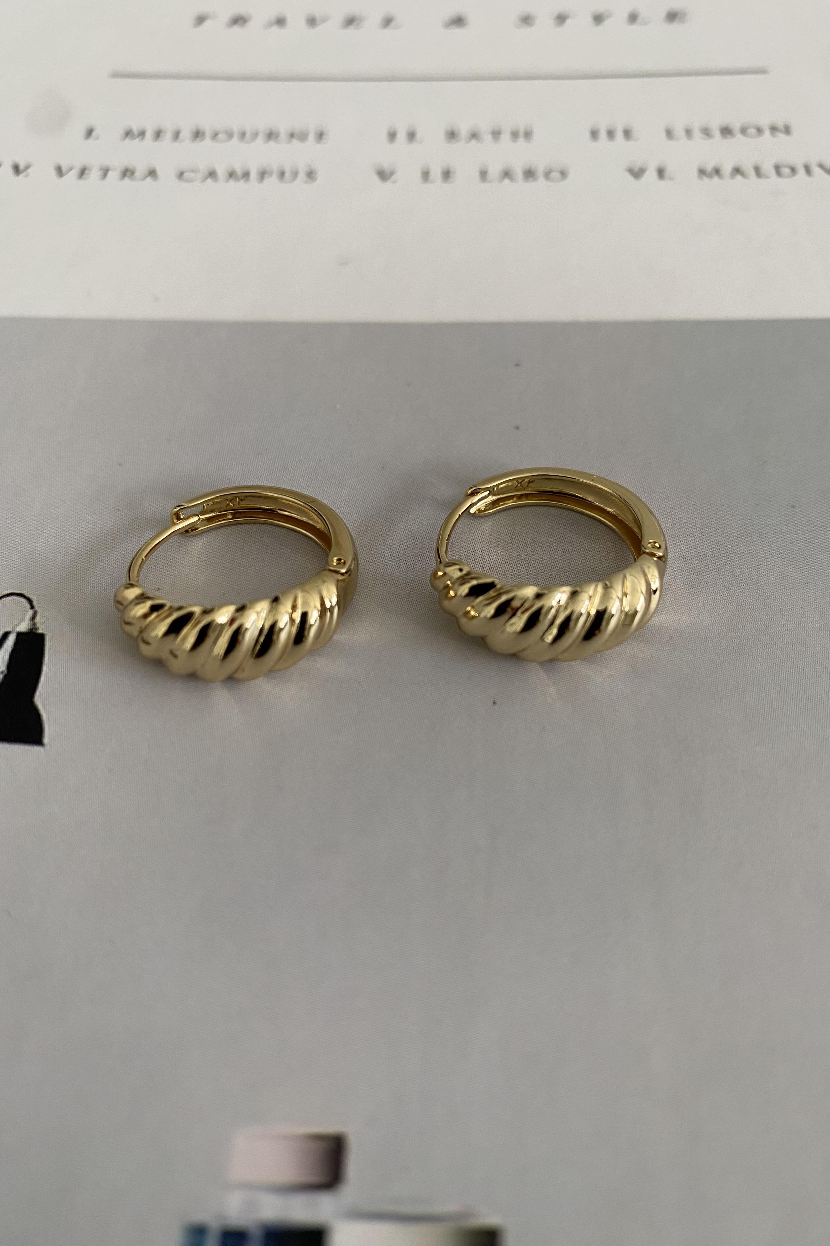 YAN BURGU HALKA KÜPE 1,5cm