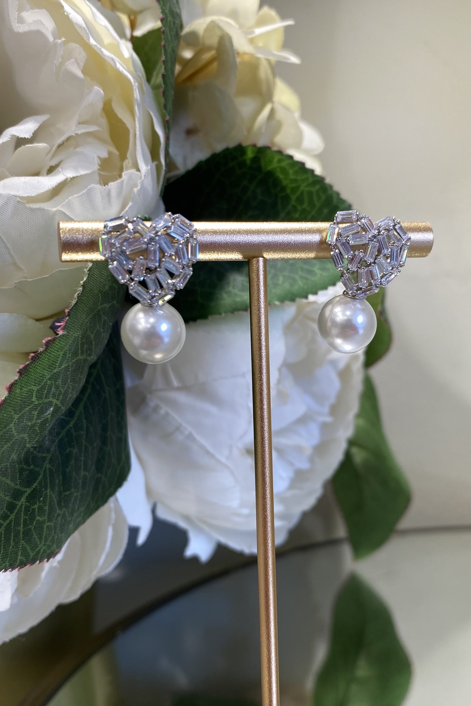 YUVARLAK İNCİ UÇLU BAGET KALP KÜPE