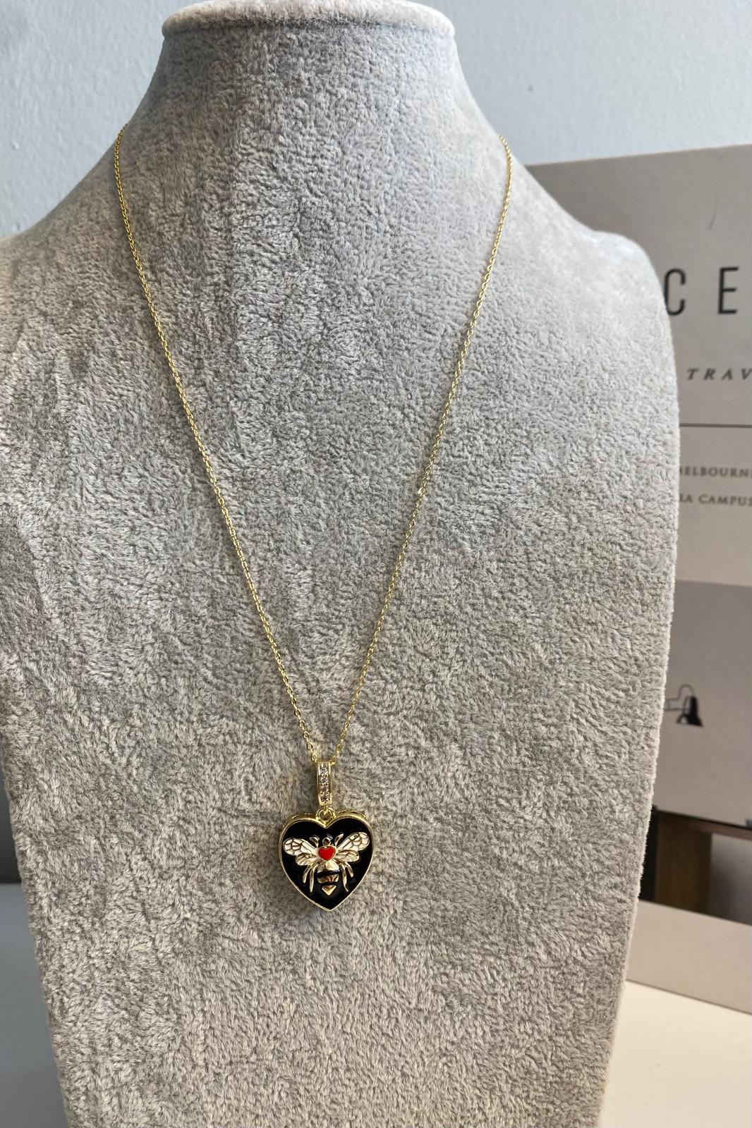 ARI MOTİFLİ SİYAH KALP PLAKA KOLYE