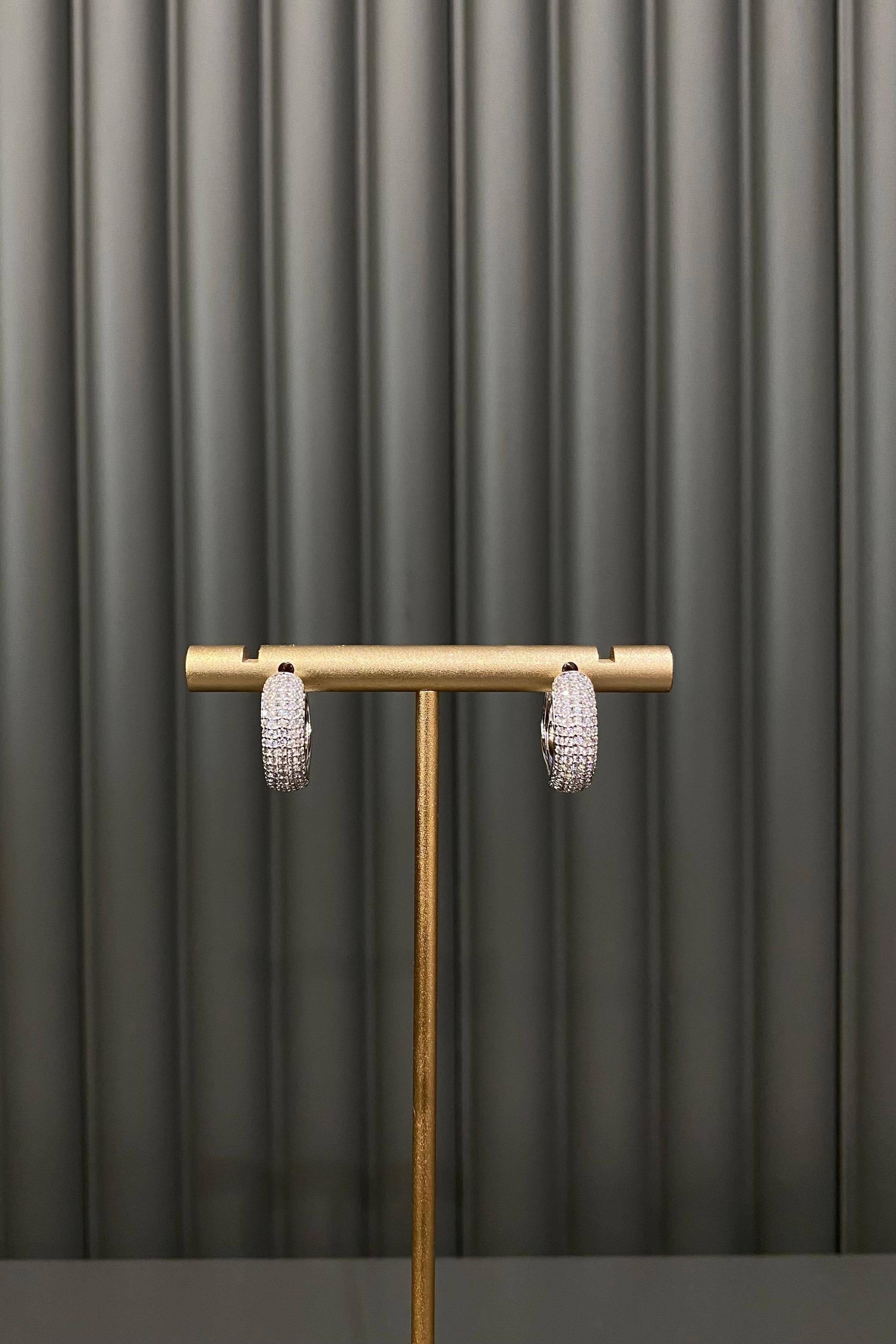 ÜÇ SIRA TAŞLI HALKA KÜPE 1.5 CM