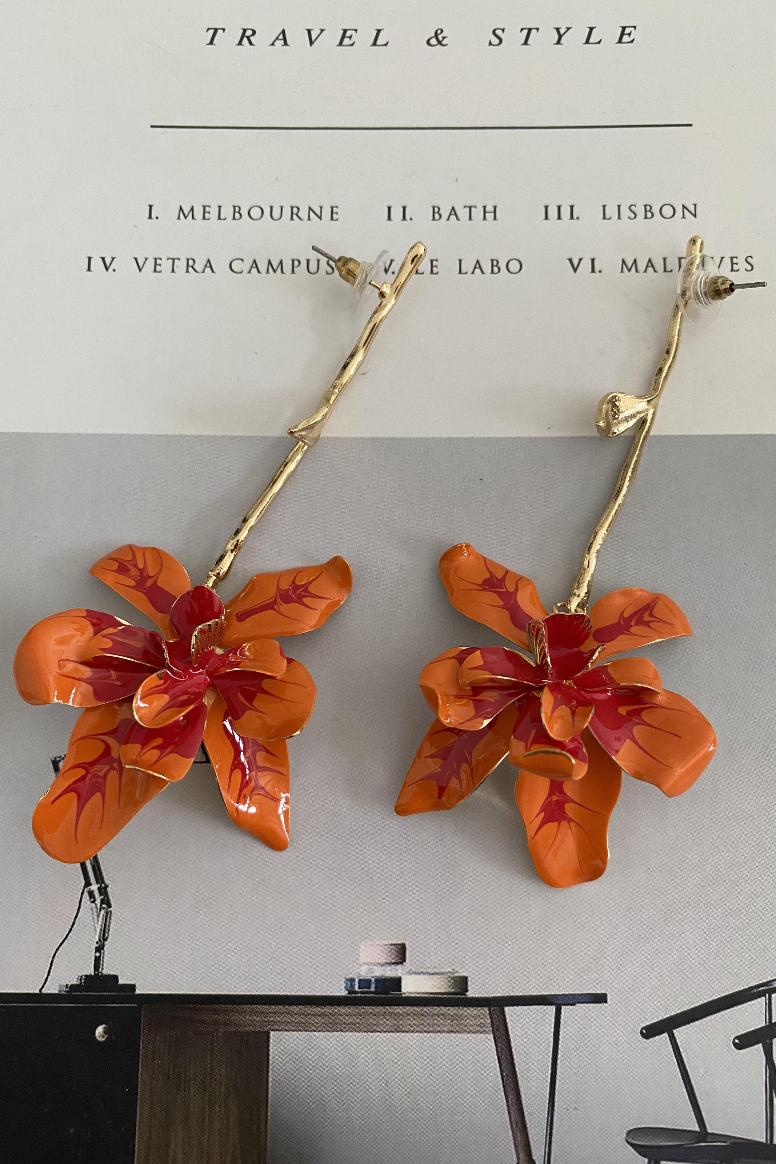 DAL UZANTILI ÇİÇEK KÜPE