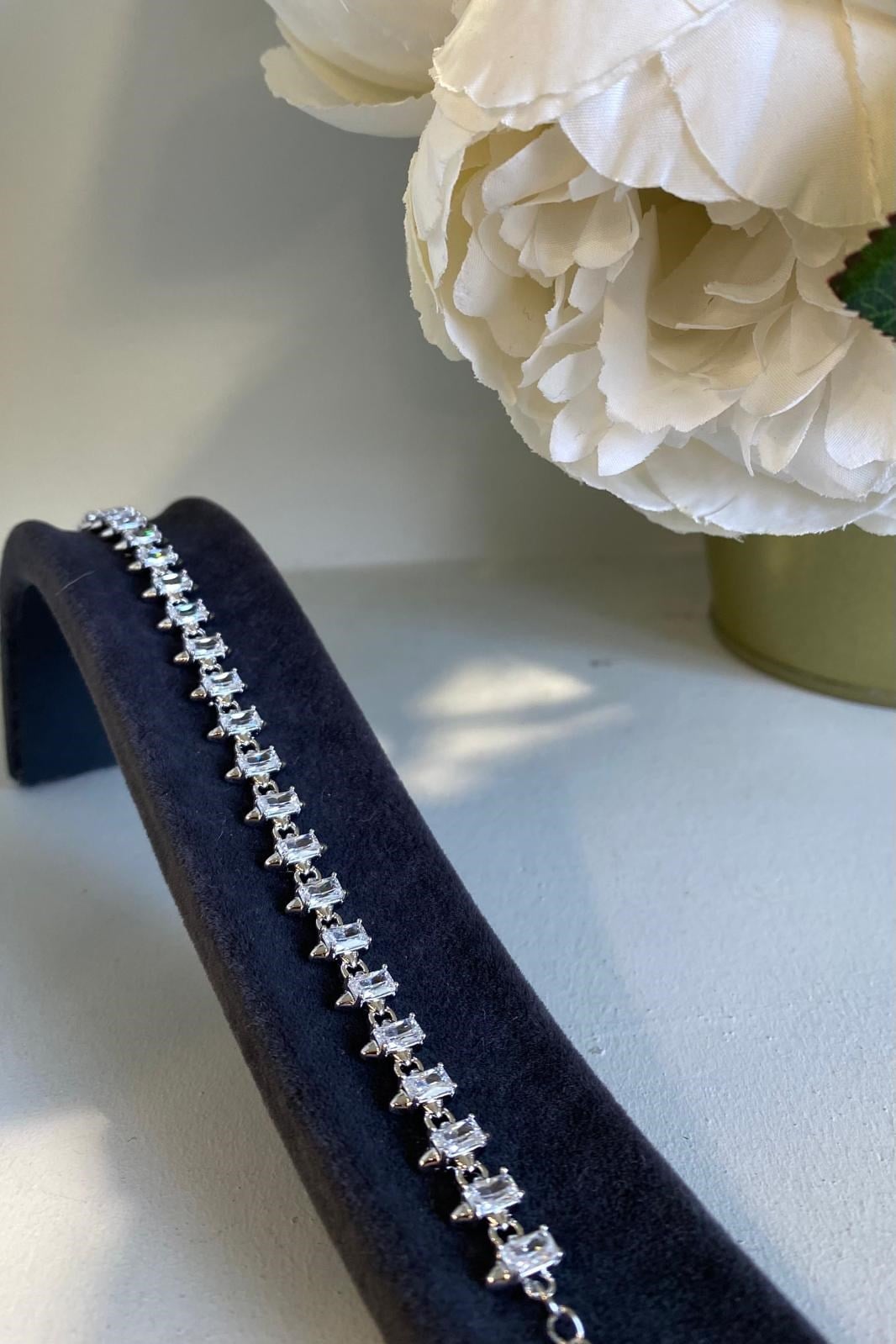 ÜZERİ BAGET TAŞLI OK BİLEZİK