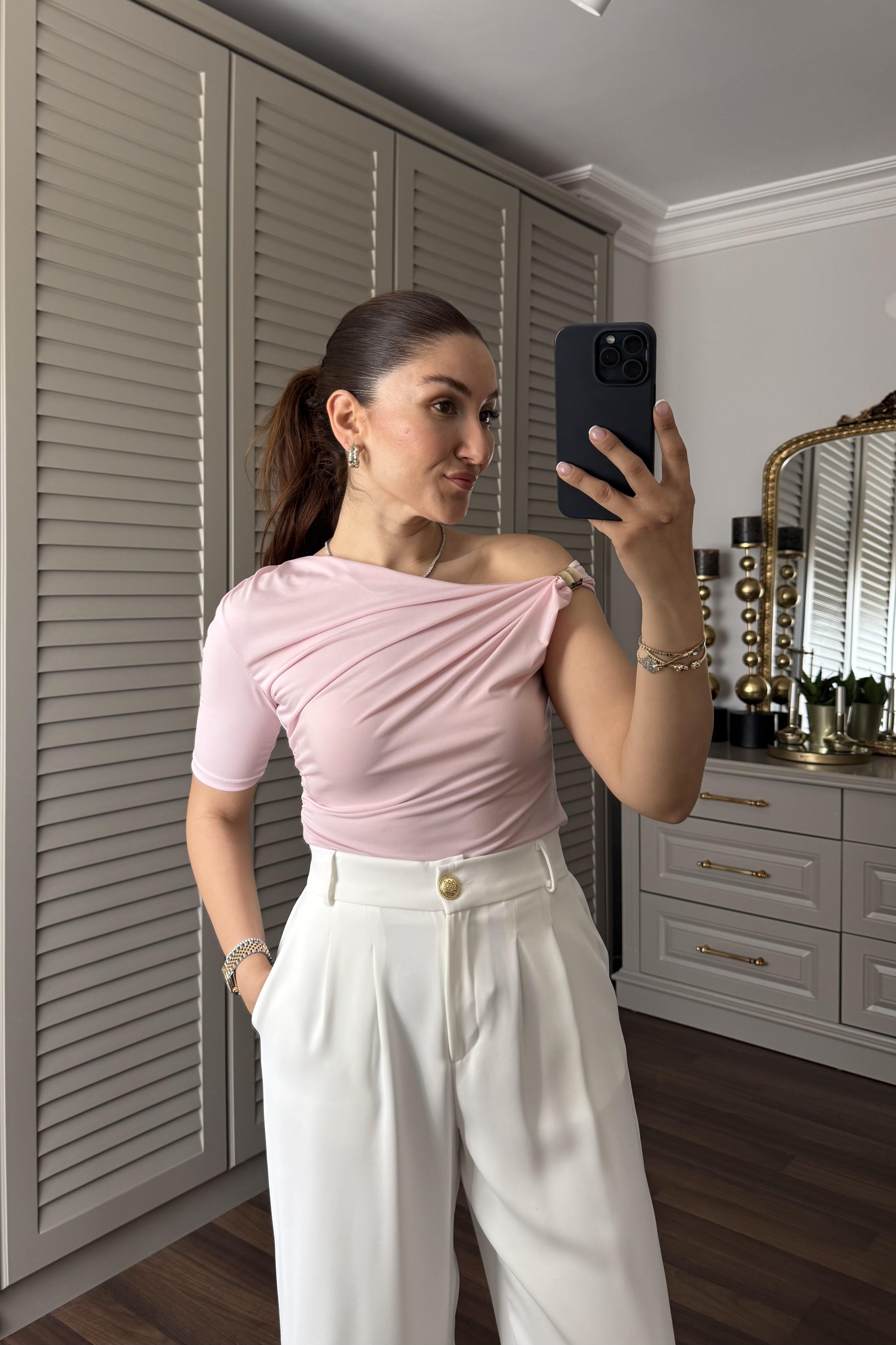 OMUZ TOKALI DRAPELİ BLUZ