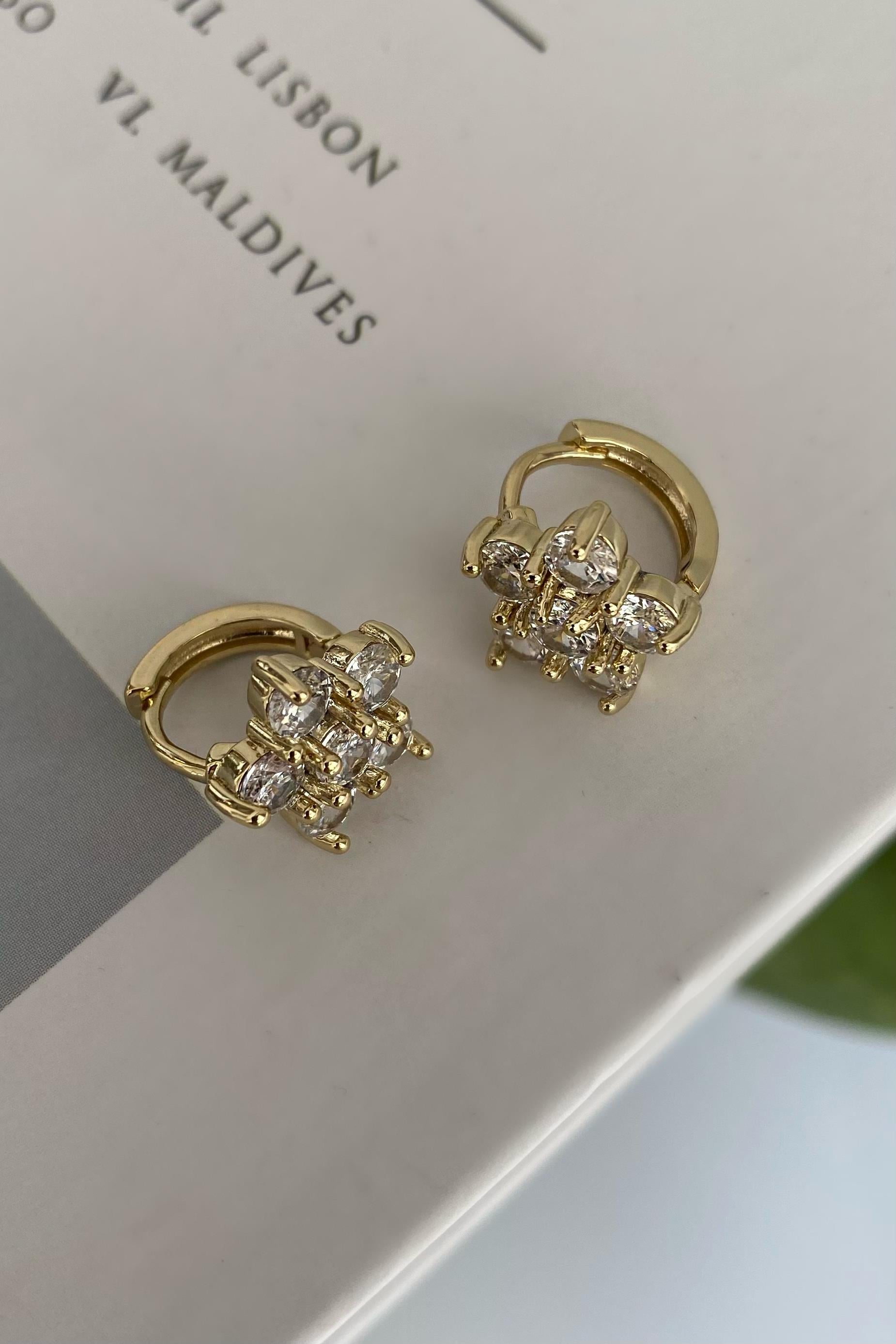 TAŞLI ÇİÇEK HALKA KÜPE