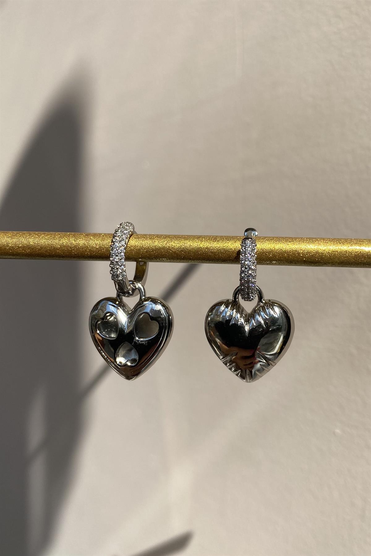 ÜZERİ ÇİZGİLİ KALP GEÇİRİLMİŞ KÜPE