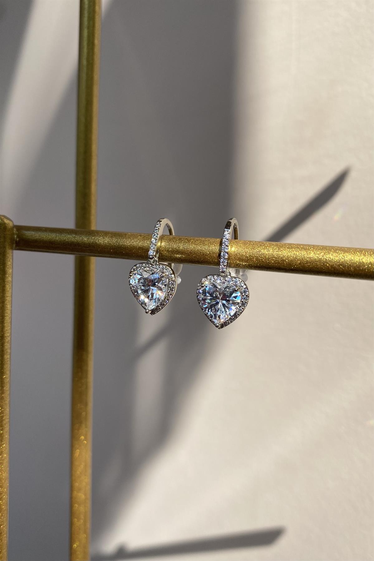 ZİRKON TAŞLI ORTASI KALPLİ KÜPE