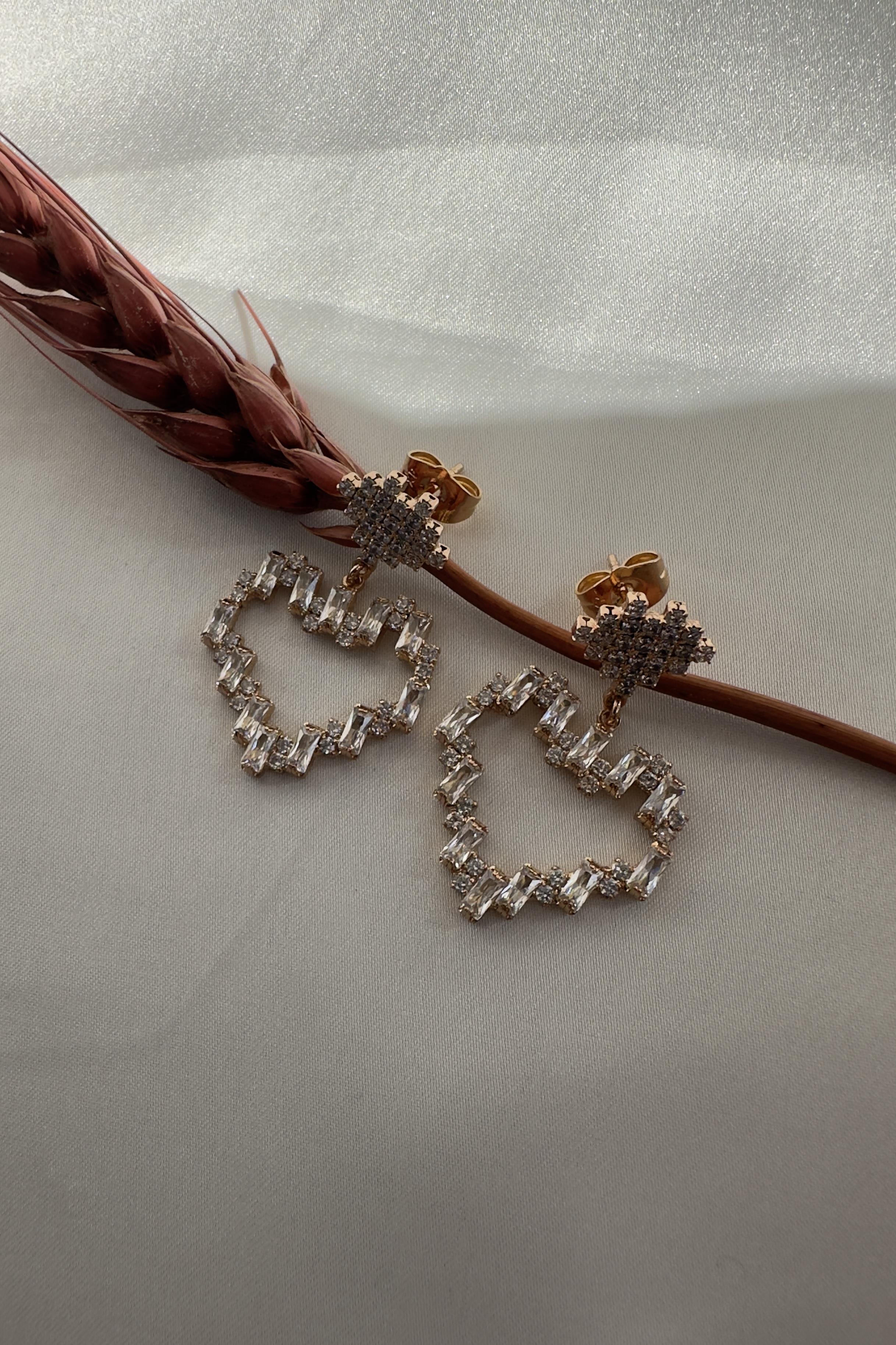 BAGET TAŞLI KALP SARKINTILI KÜPE