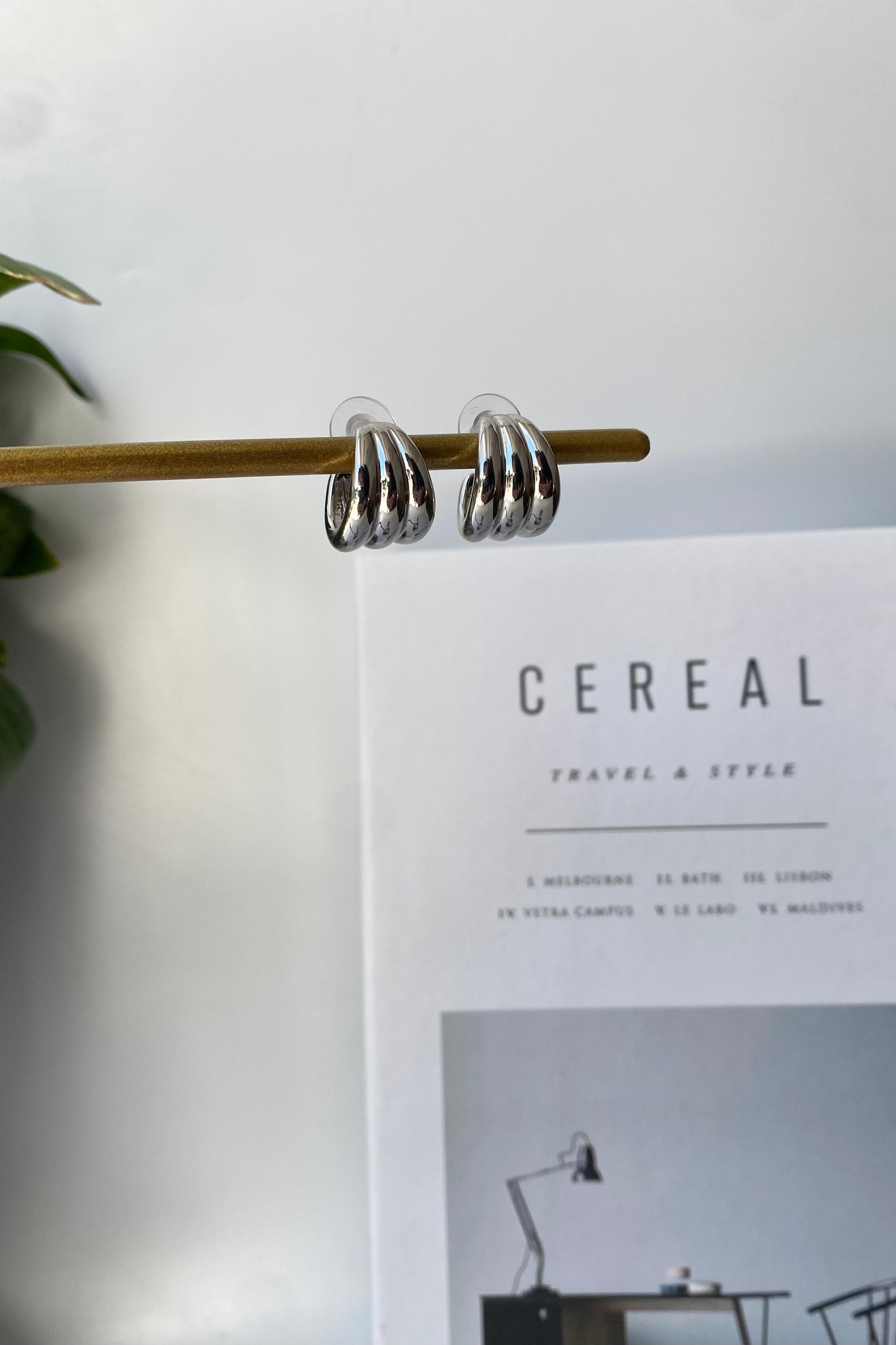 BİRLEŞEN ŞERİTLİ HALKA KÜPE