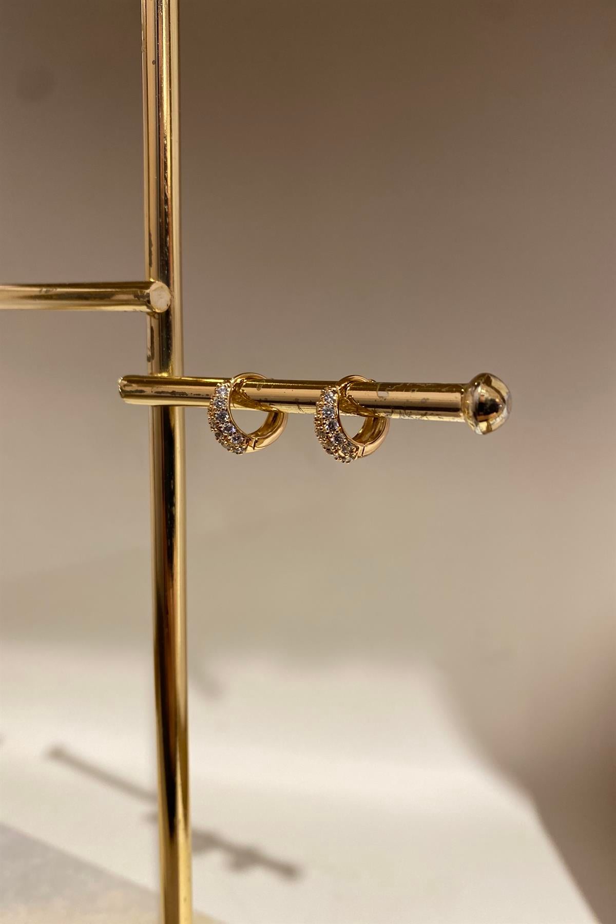 BOMBELİ ÜZERİ TAŞLI HALKA KÜPE 1cm