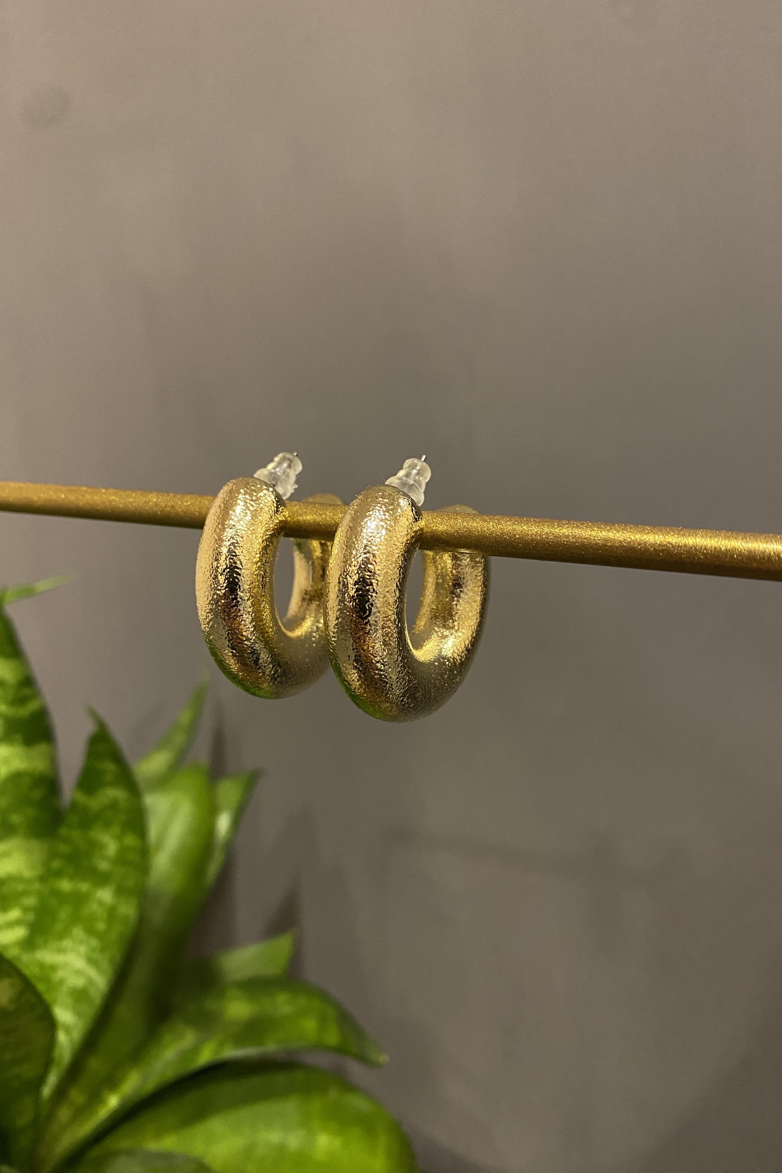 BÜYÜK BOMBELİ MAT HALKA KÜPE