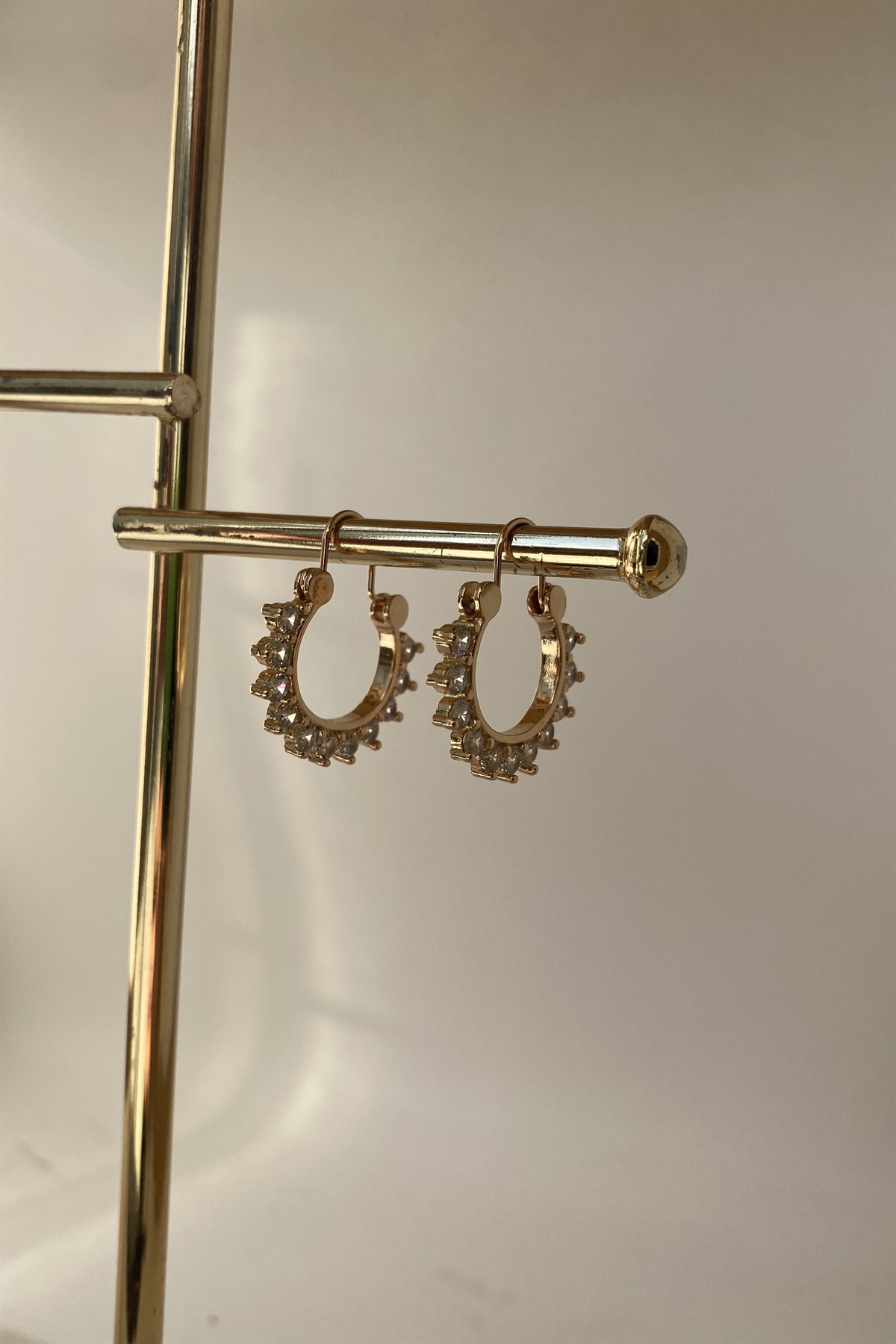 C MODEL ÜZERİ TAŞLI HALKA KÜPE 2cm