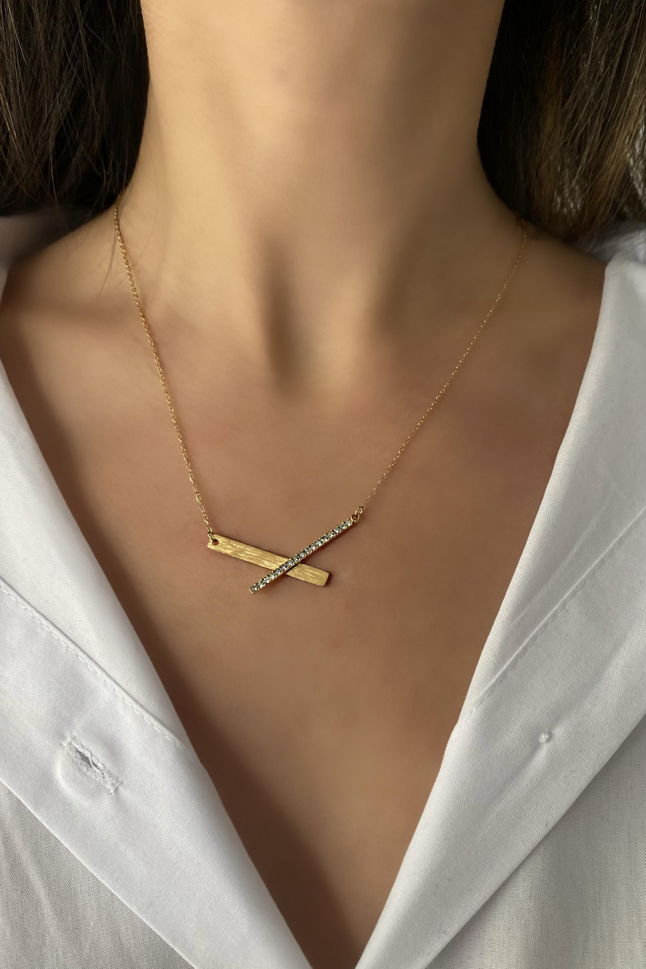 ÇAPRAZ TAŞLI PLAKA KOLYE