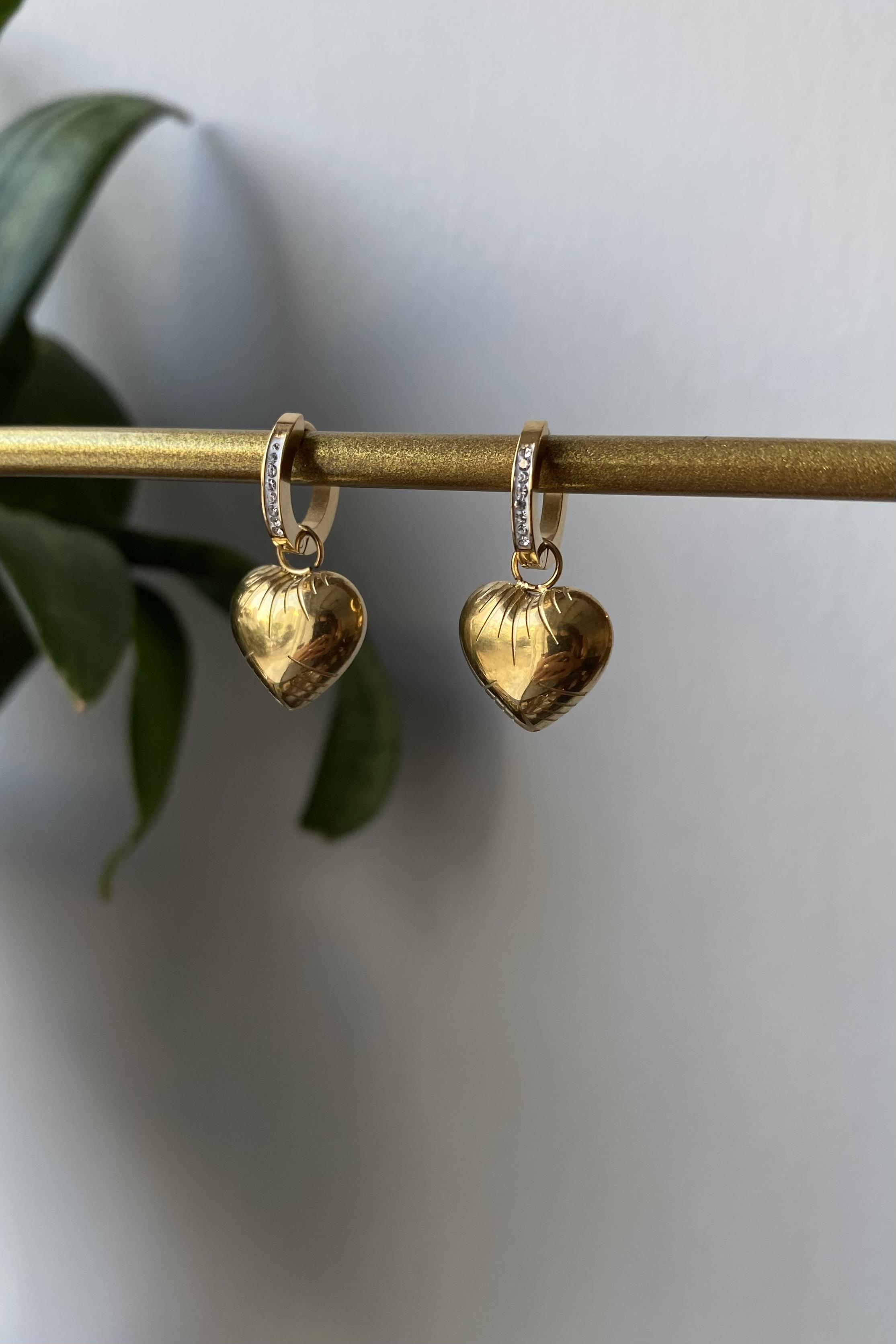 ÇELİK BOMBELİ KALPLİ KÜPE