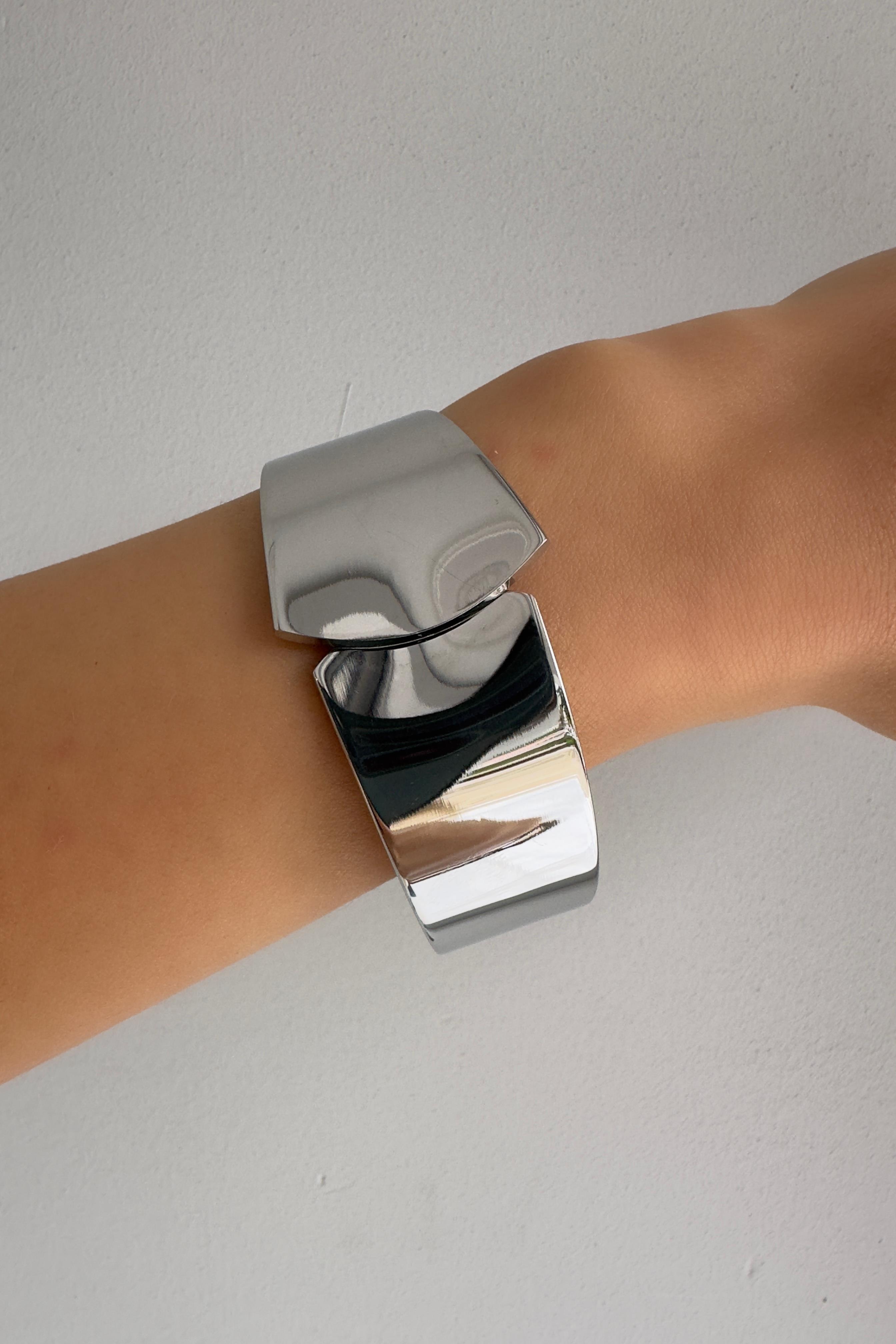 ÇELİK ÜSTTEN KAPAMA BİLEZİK