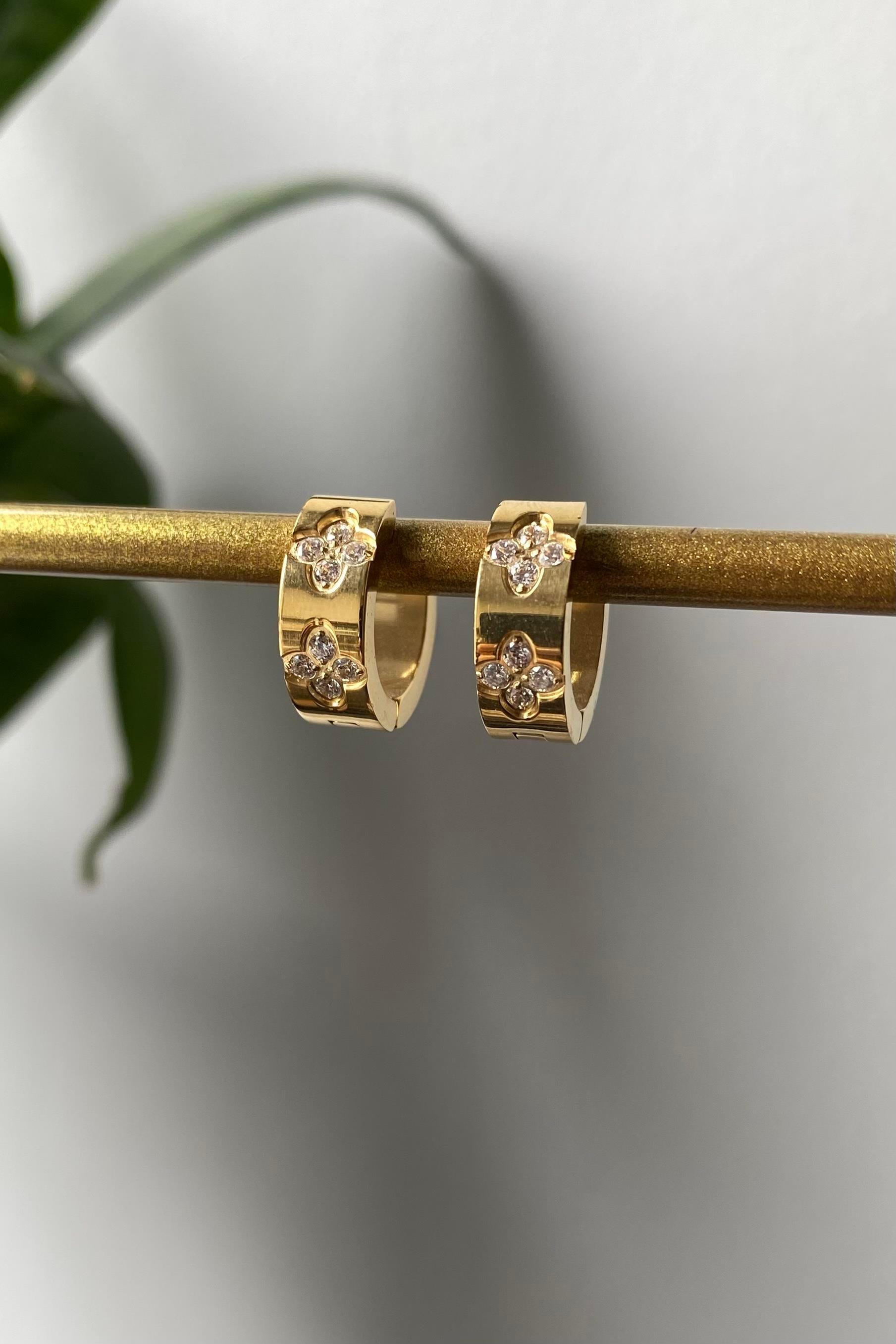 ÇELİK YONCA TAŞLI HALKA KÜPE 1,5cm