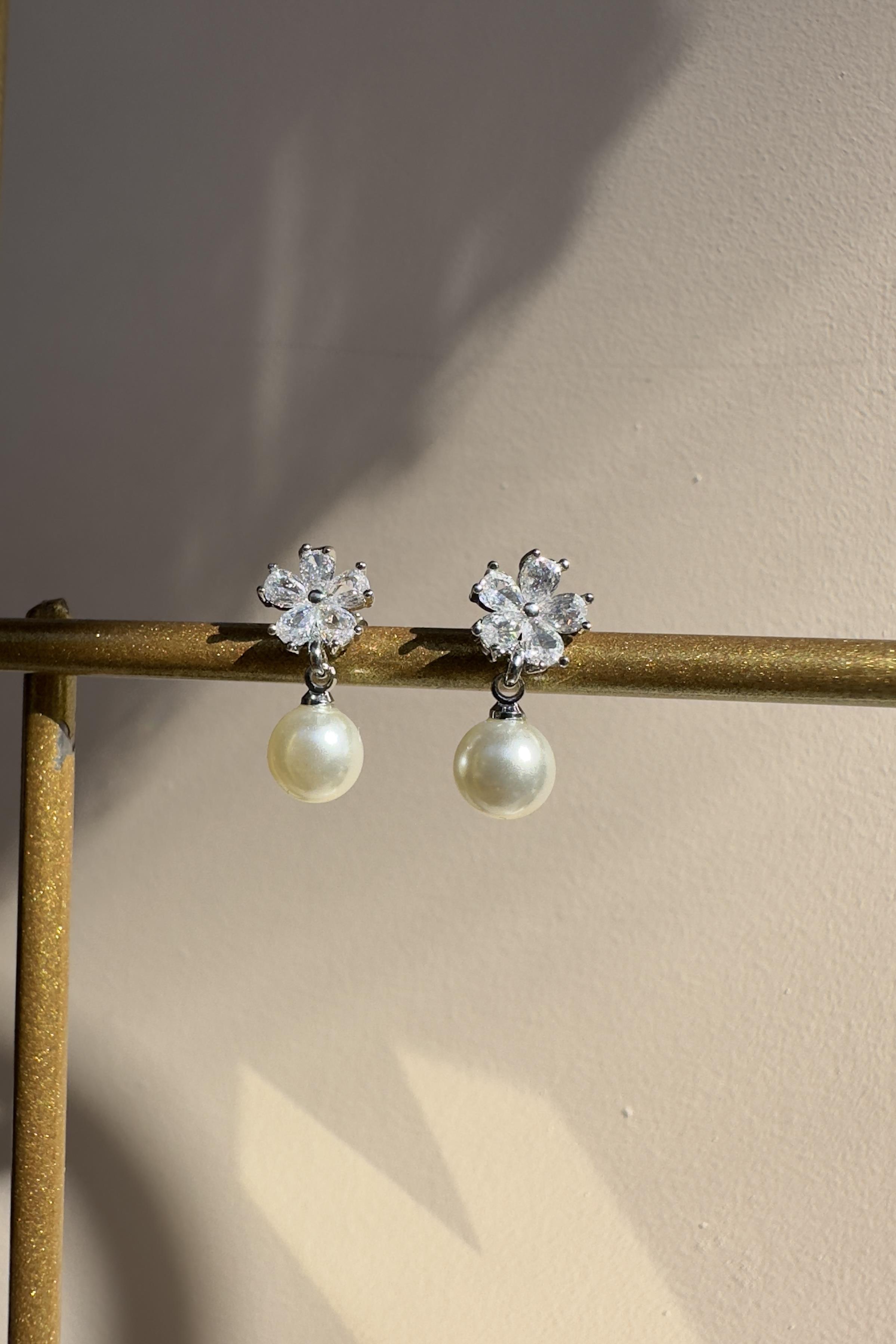 ÇİÇEK MODEL İNCİ SARKINTILI KÜPE