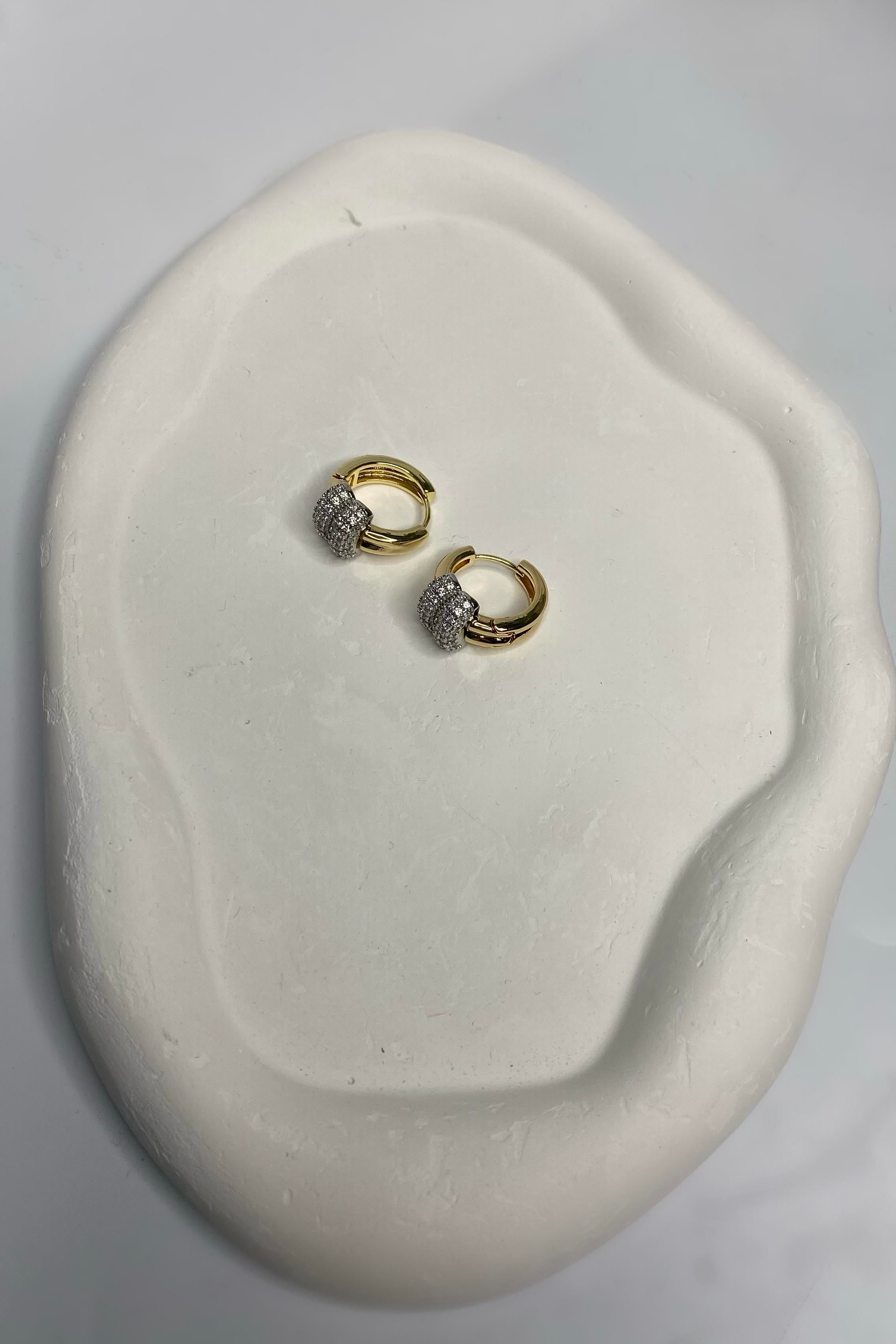 ÇİFT ŞERİTLİ HALKA KÜPE