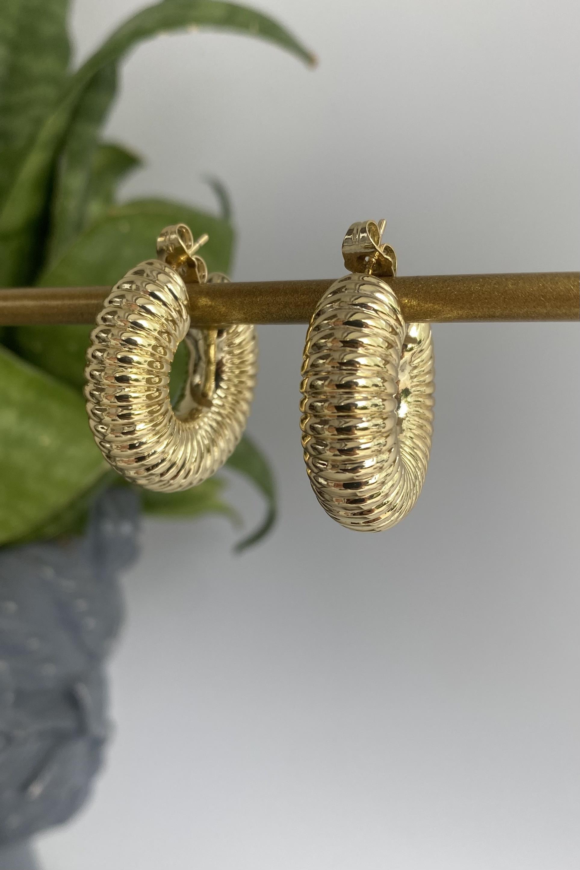 ÇİZGİ BOMBELİ HALKA KÜPE