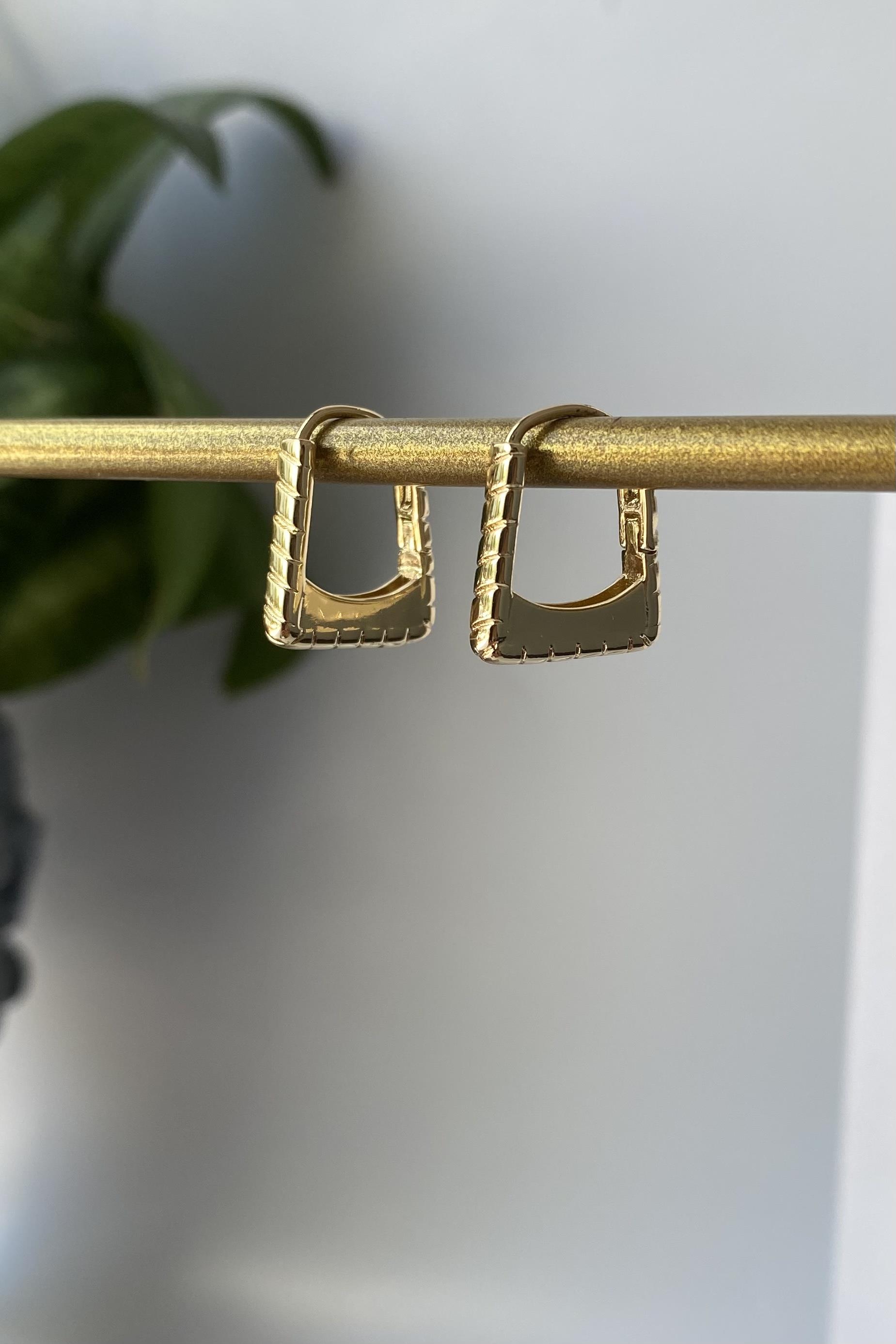 ÇİZGİ İZLİ KARE KÜPE 1.7CM