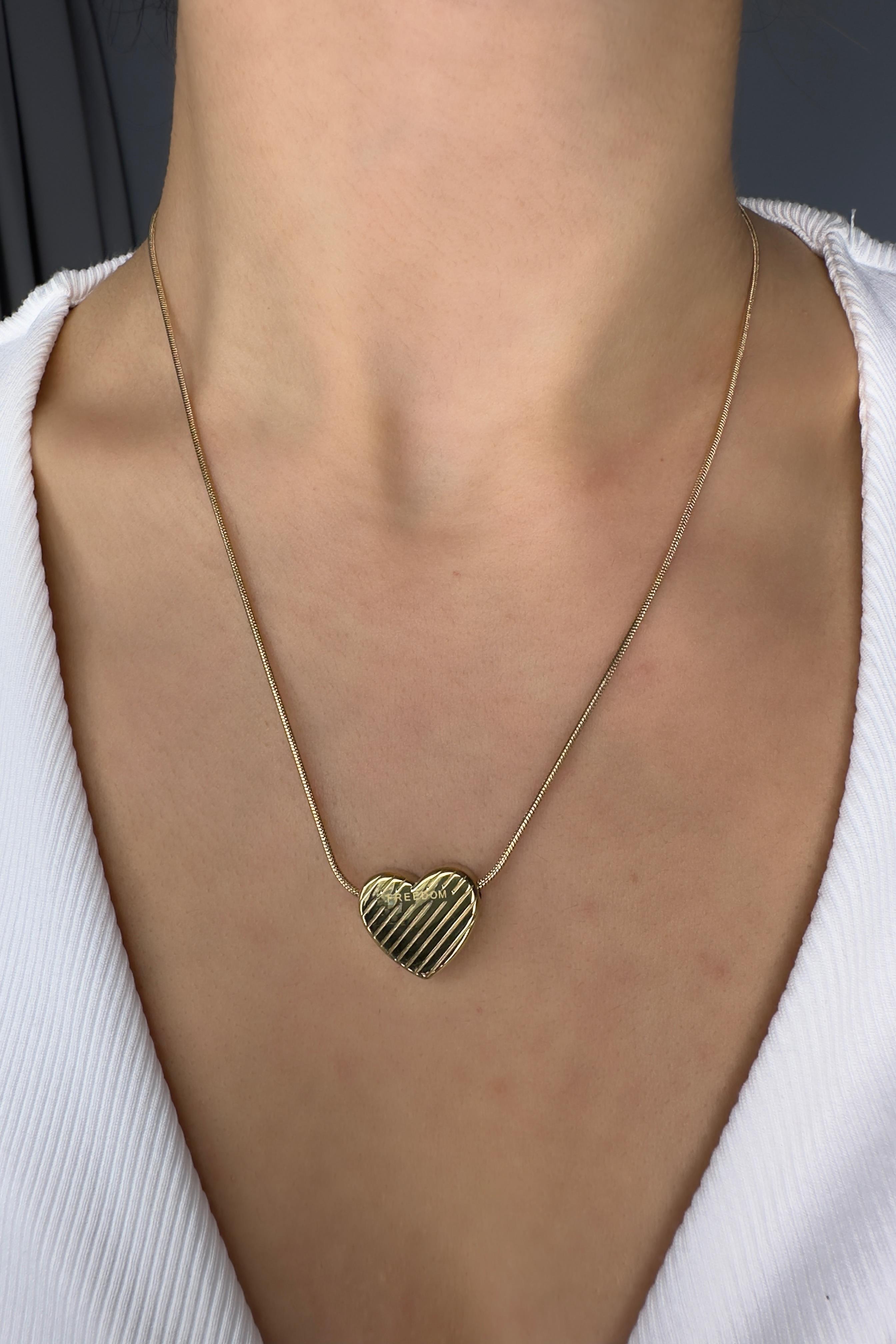 ÇİZGİLİ KALP KOLYE