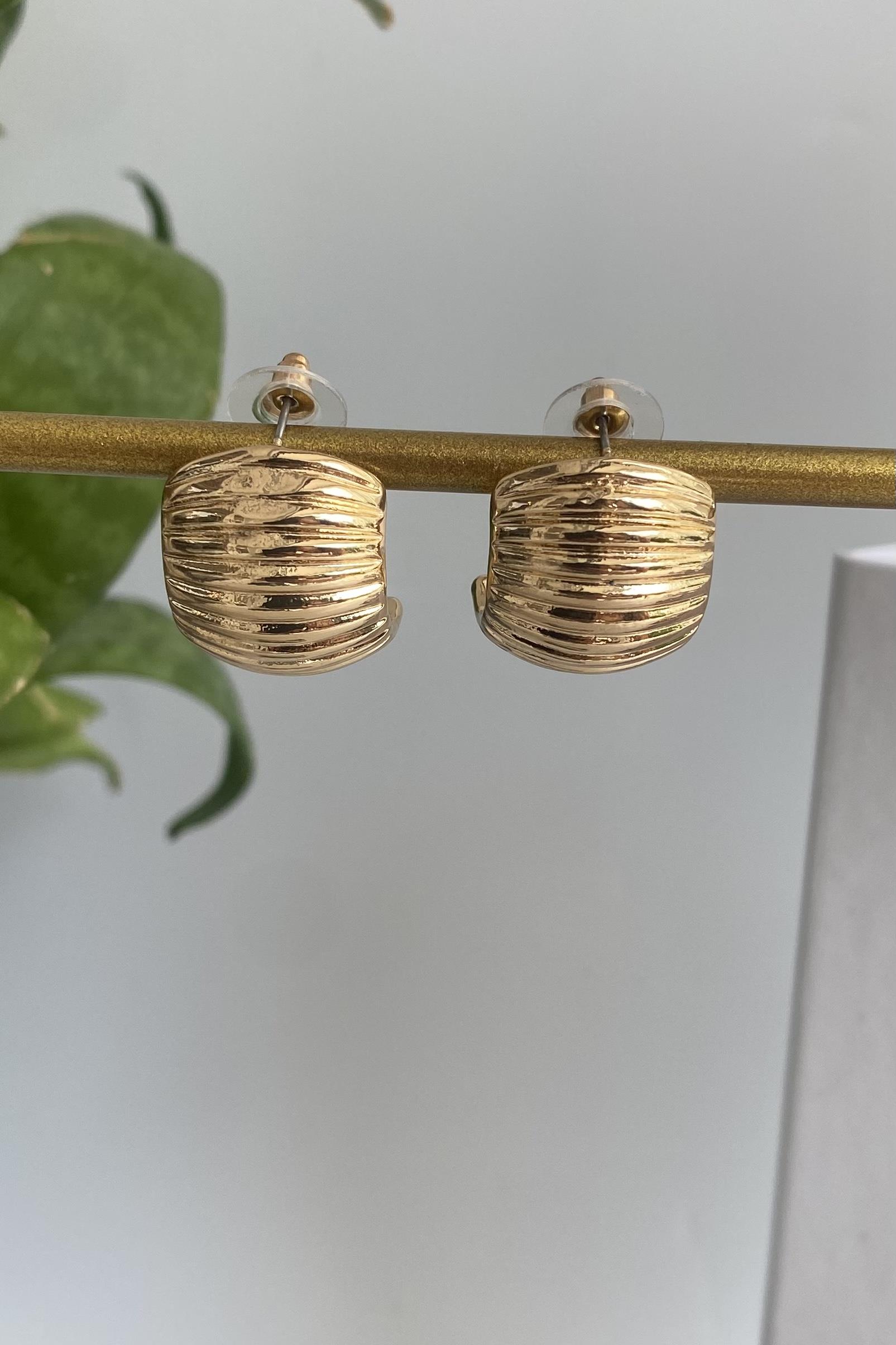 ÇİZGİLİ YARIM BOMBE ÇİVİ KÜPE