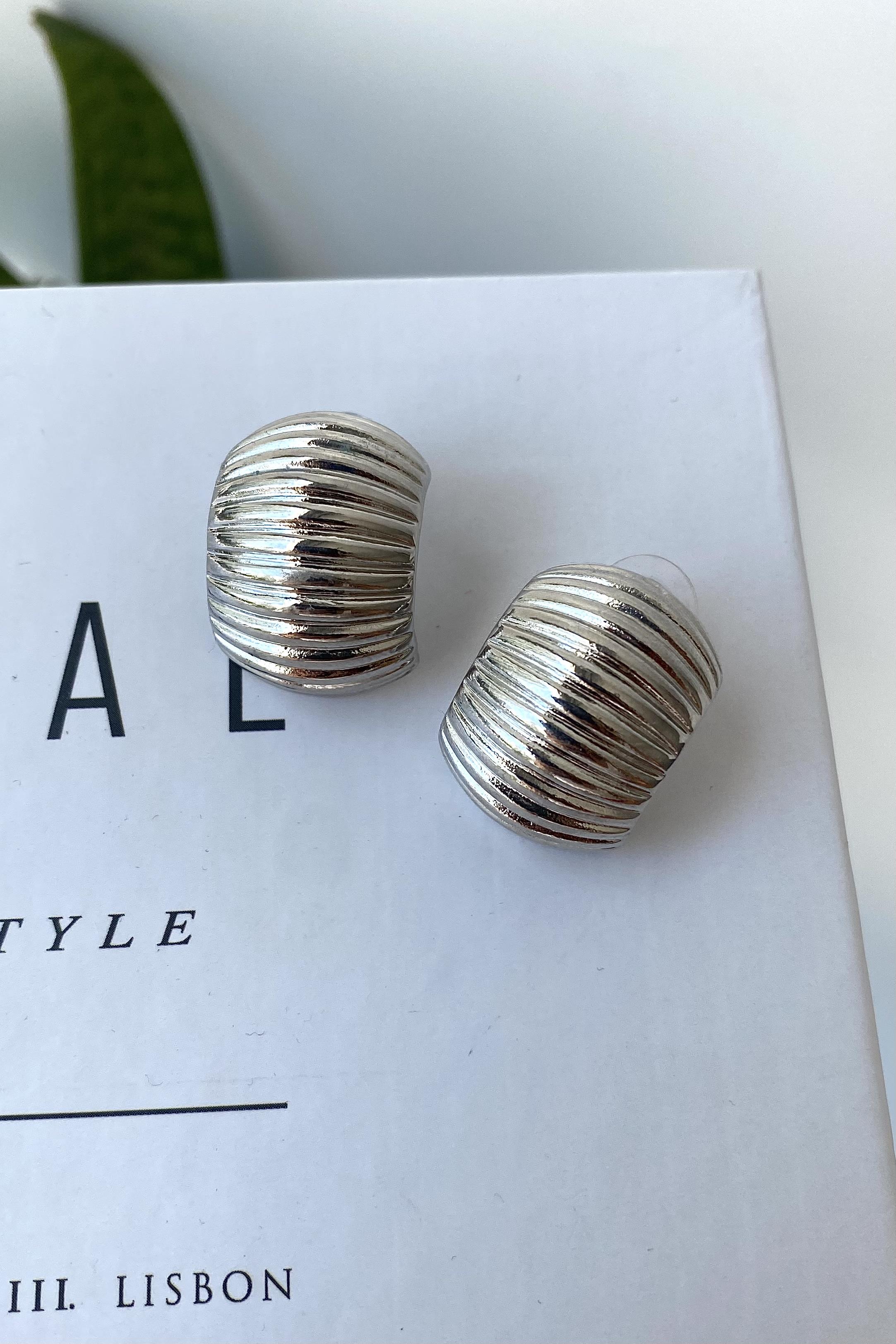 ÇİZGİLİ YARIM BOMBE ÇİVİ KÜPE