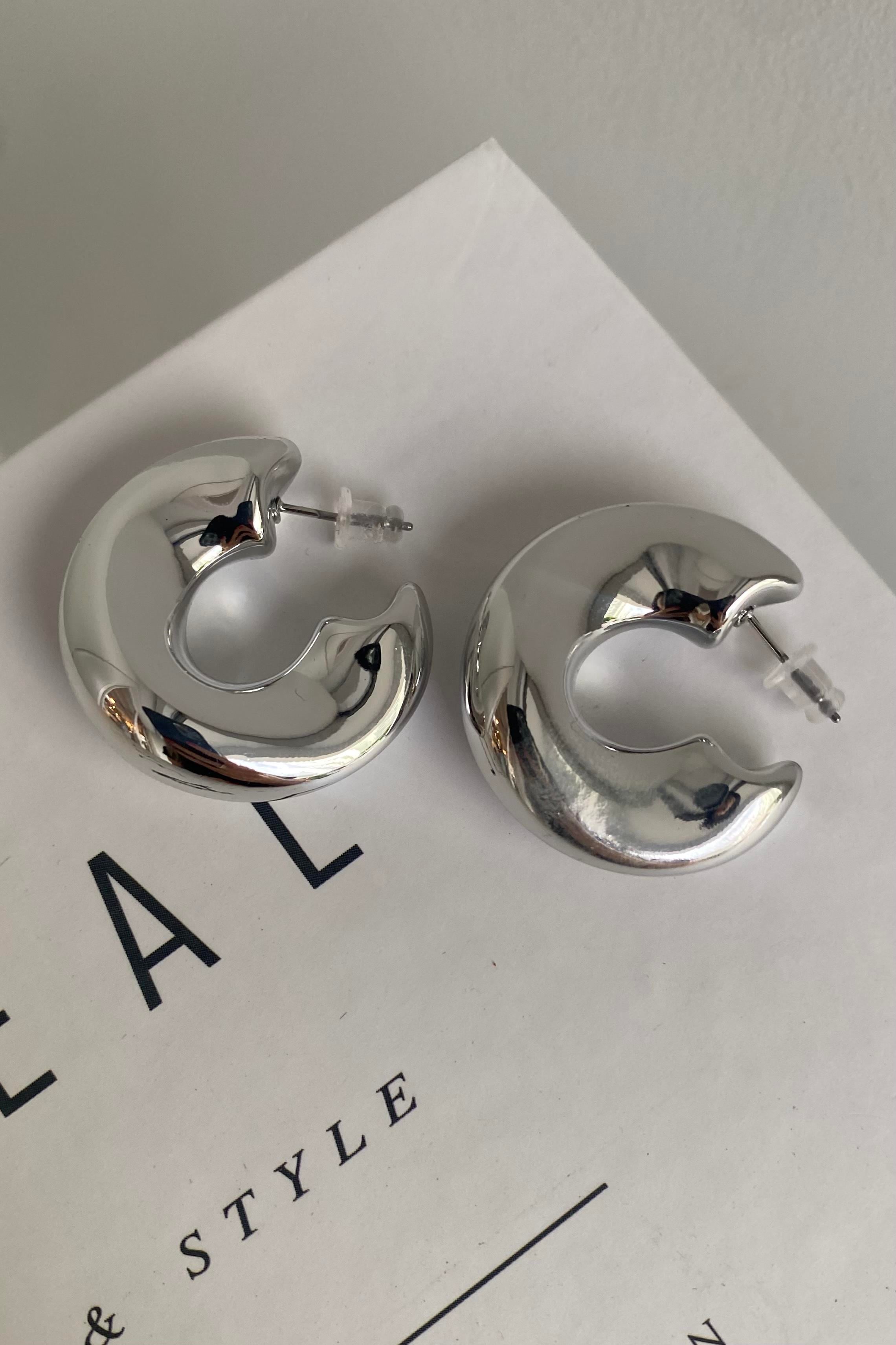 DALGA BOMBELİ HALKA KÜPE