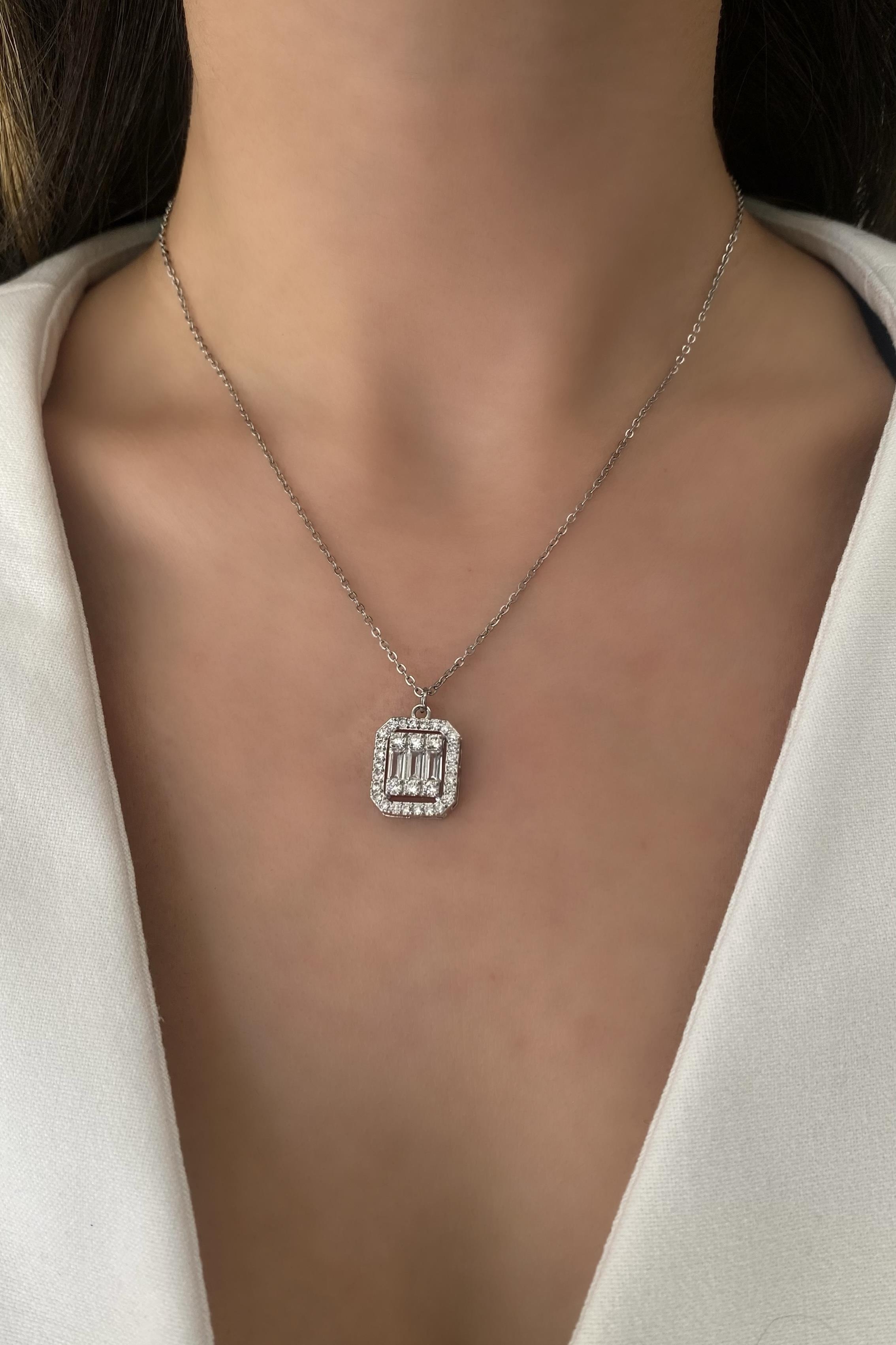 DİKDÖRTGEN KESİM BAGET KOLYE