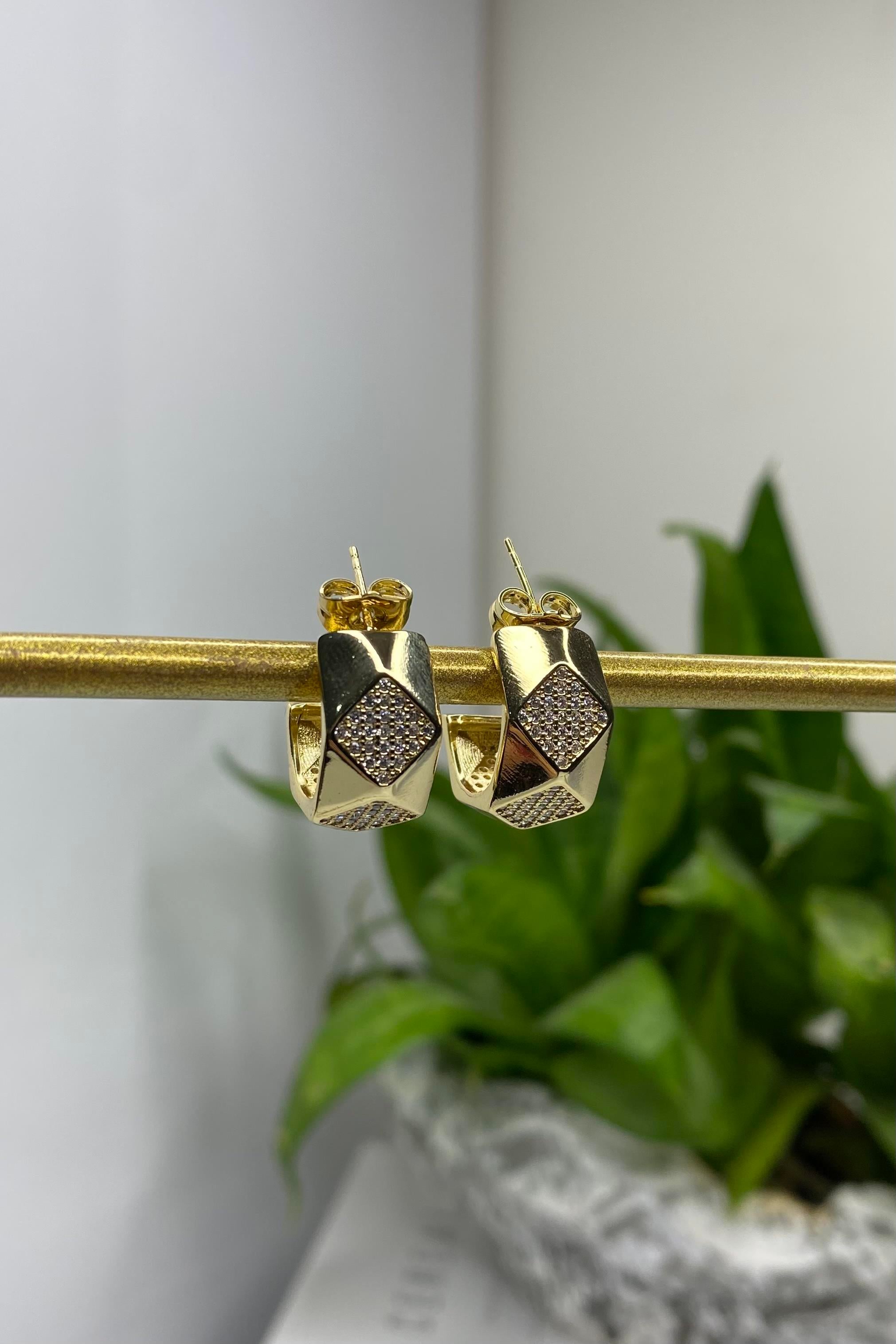 DÖRTGEN TAŞ DETAYLI HALKA KÜPE