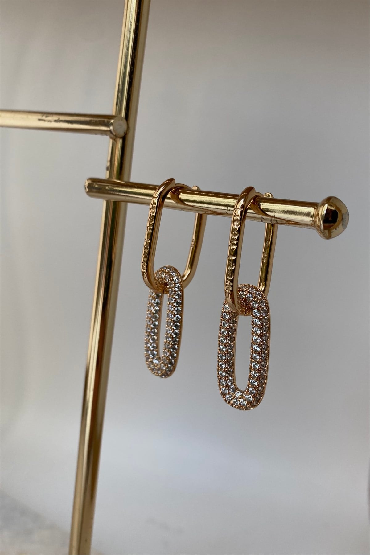 ELİPS TAŞ GEÇMELİ U MODEL VIP HALKA KÜPE