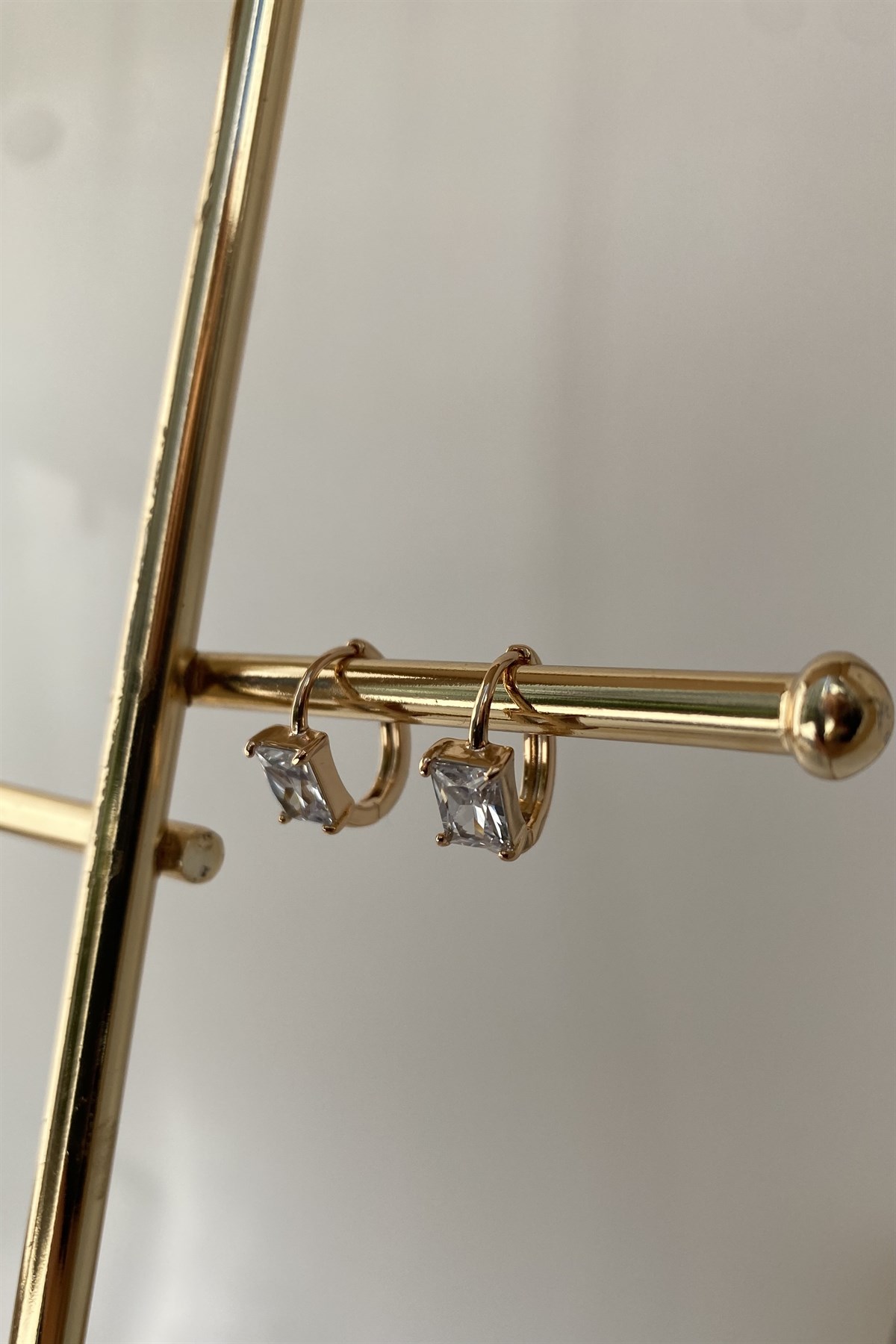 ELİPS ÜZERİ BAGET TAŞLI KÜPE 1,5cm