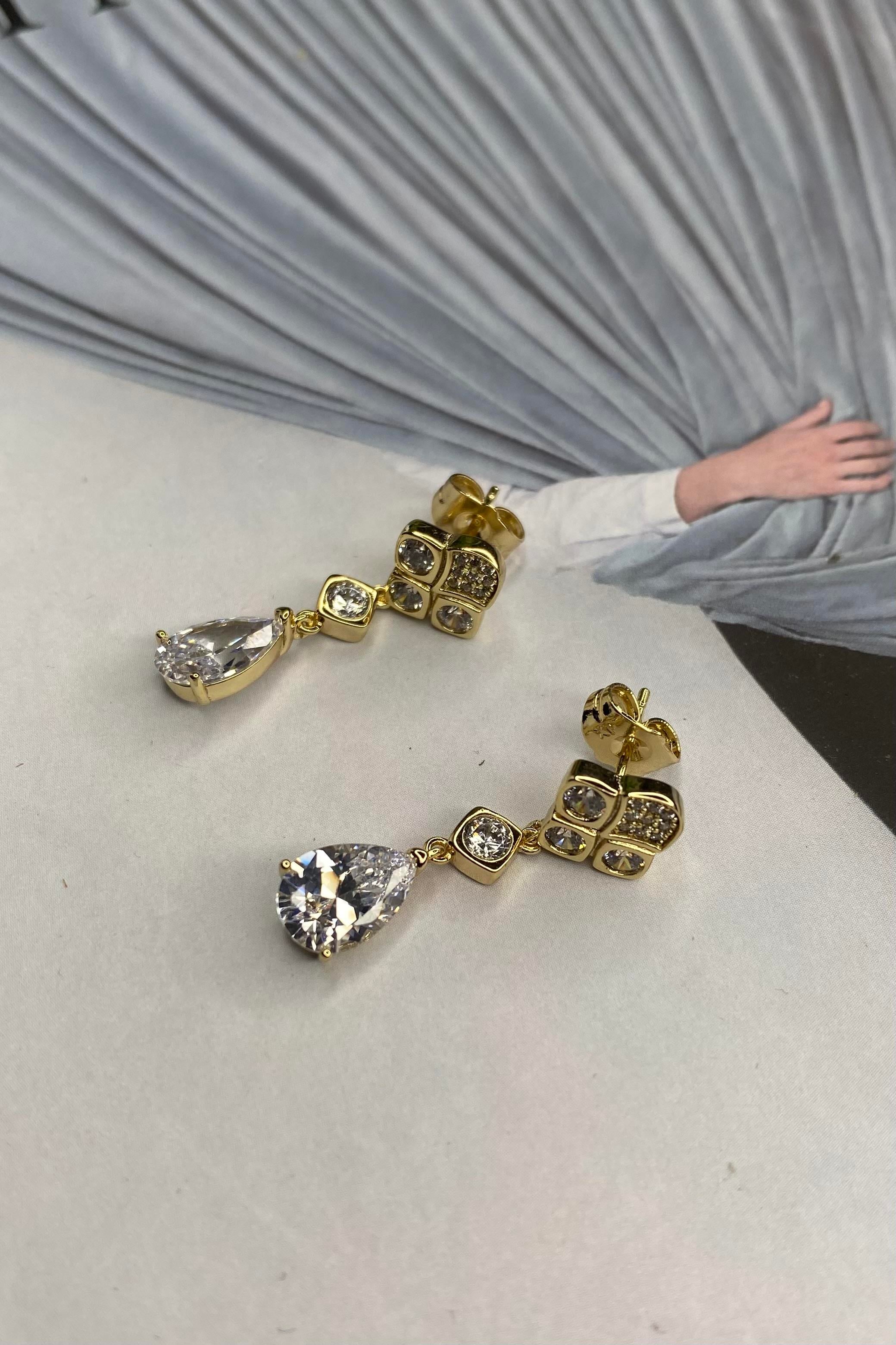 GEOMETRİK TAŞLI SARKINTILI KÜPE