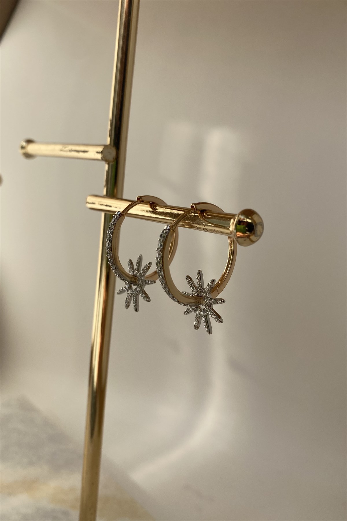 GÜNEŞ GEÇMELİ ÜZERİ TAŞLI HALKA KÜPE 2.2cm