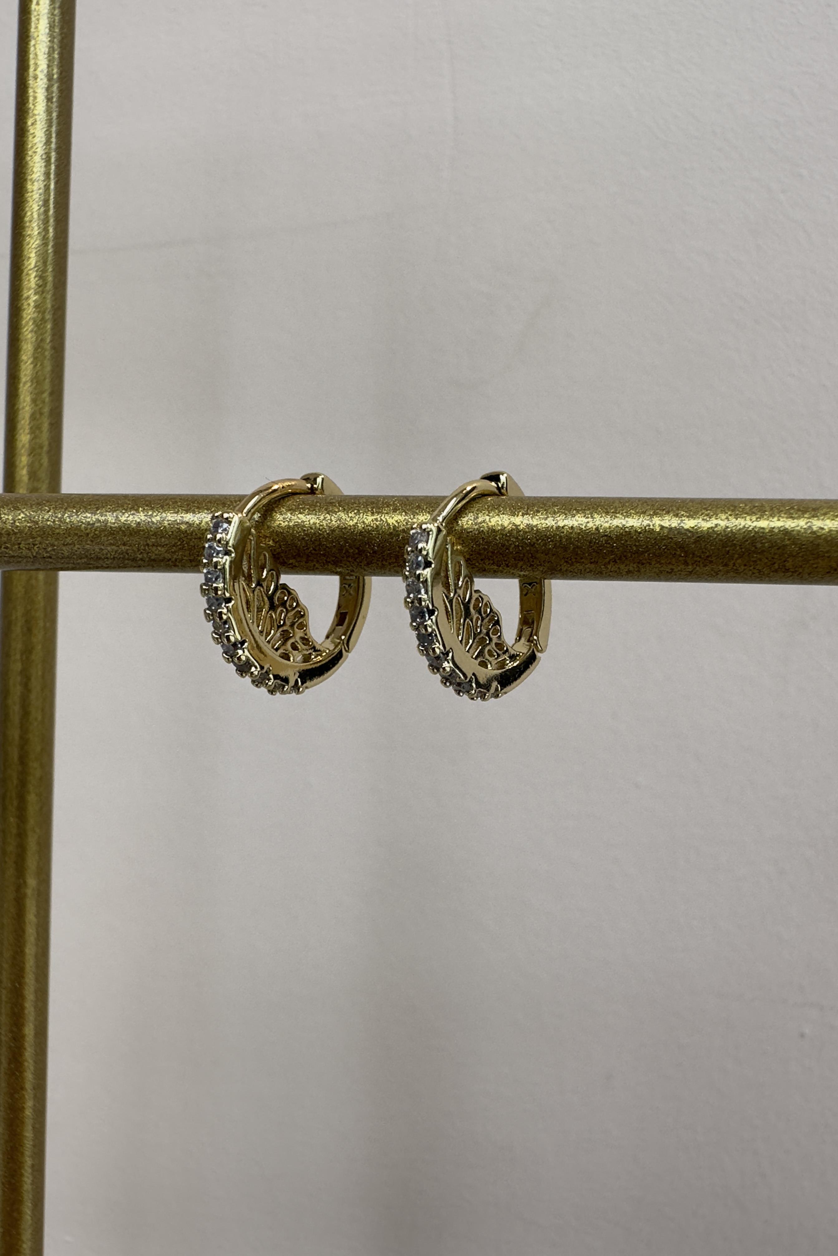 İÇİ S MOTİFLİ HALKA KÜPE 1,5cm