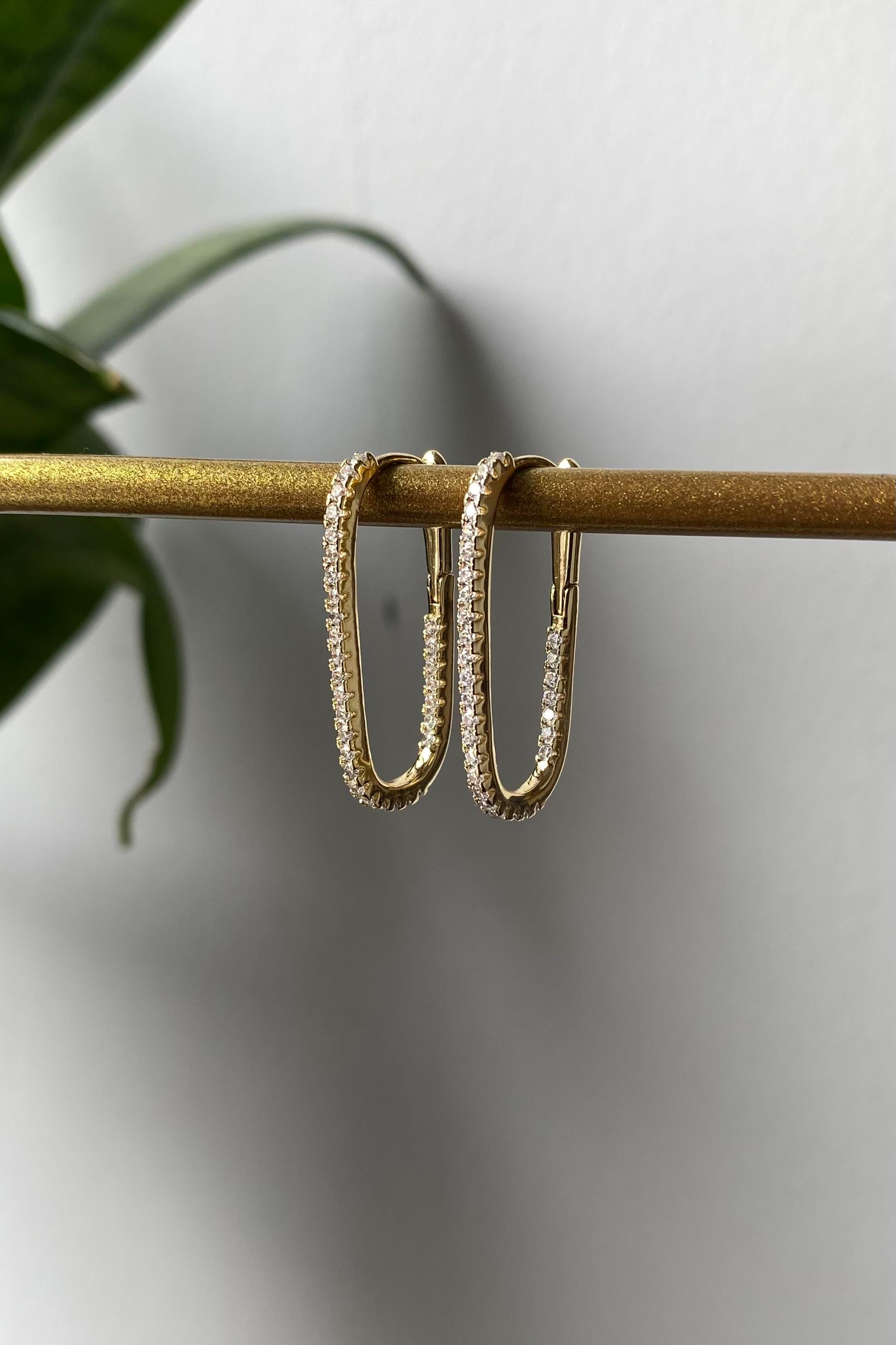 İÇİ TAŞLI OVAL HALKA KÜPE 3 CM