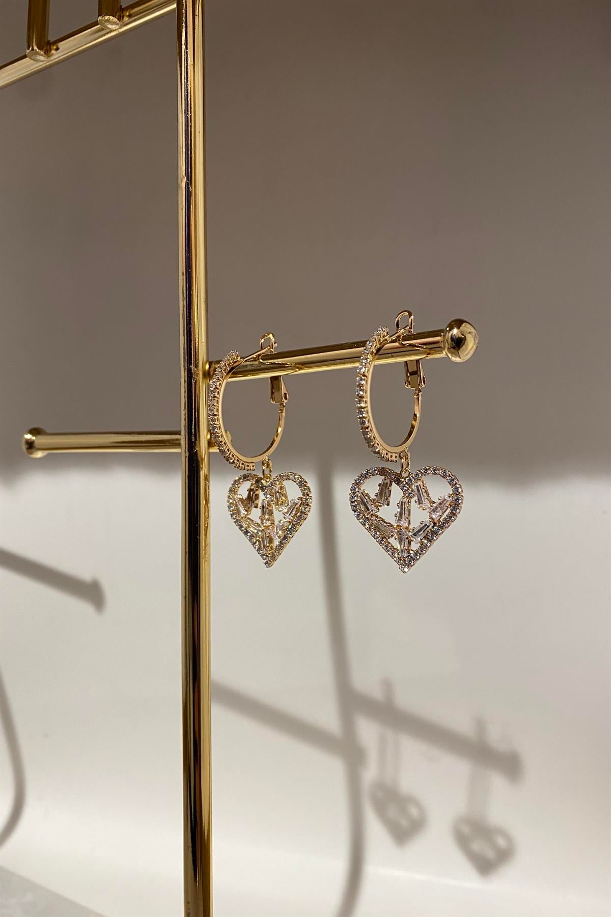 KALP SARKINTILI TAŞLI HALKA KÜPE