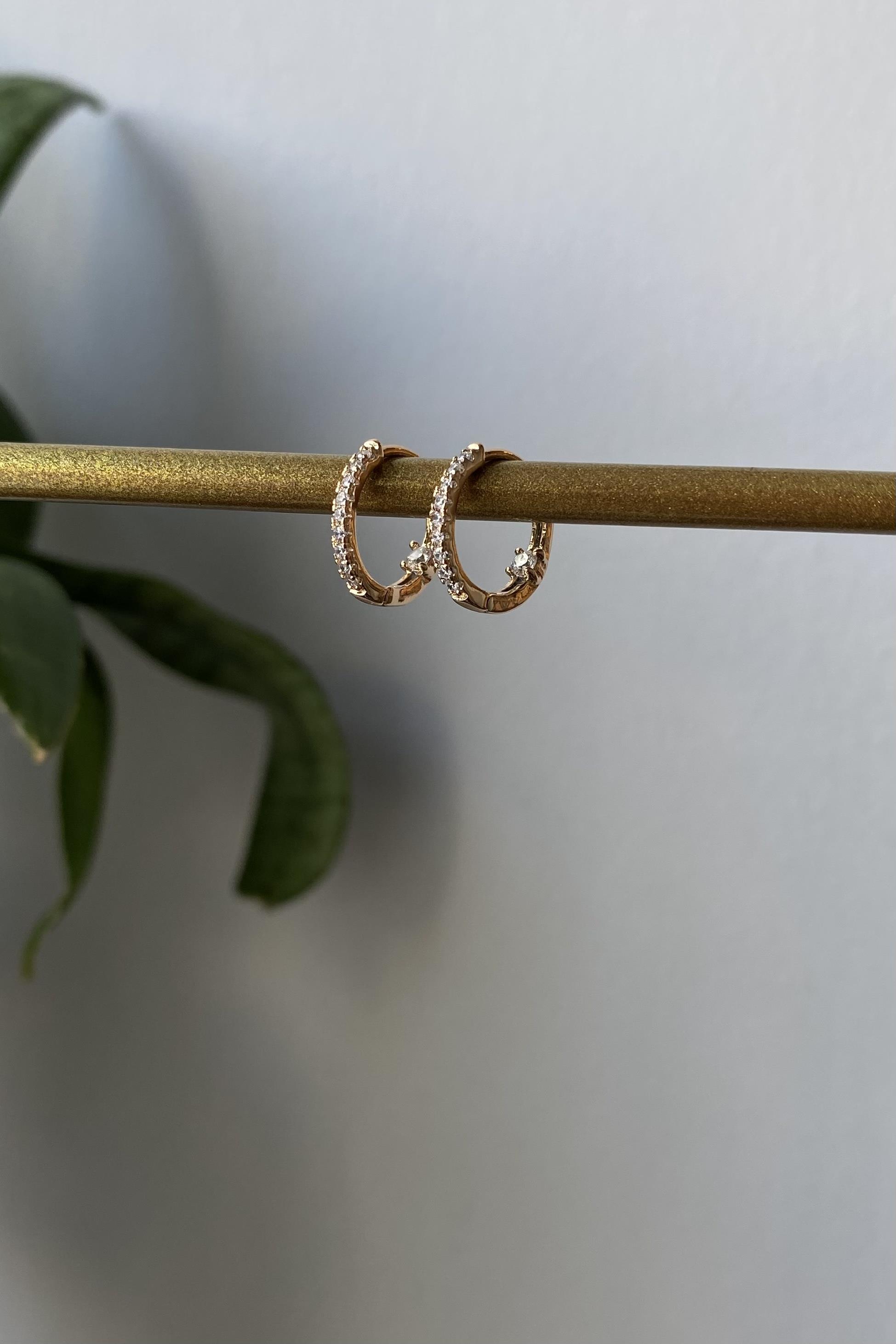 KARE TAŞ DETAYLI KLASİK HALKA KÜPE 1,5CM