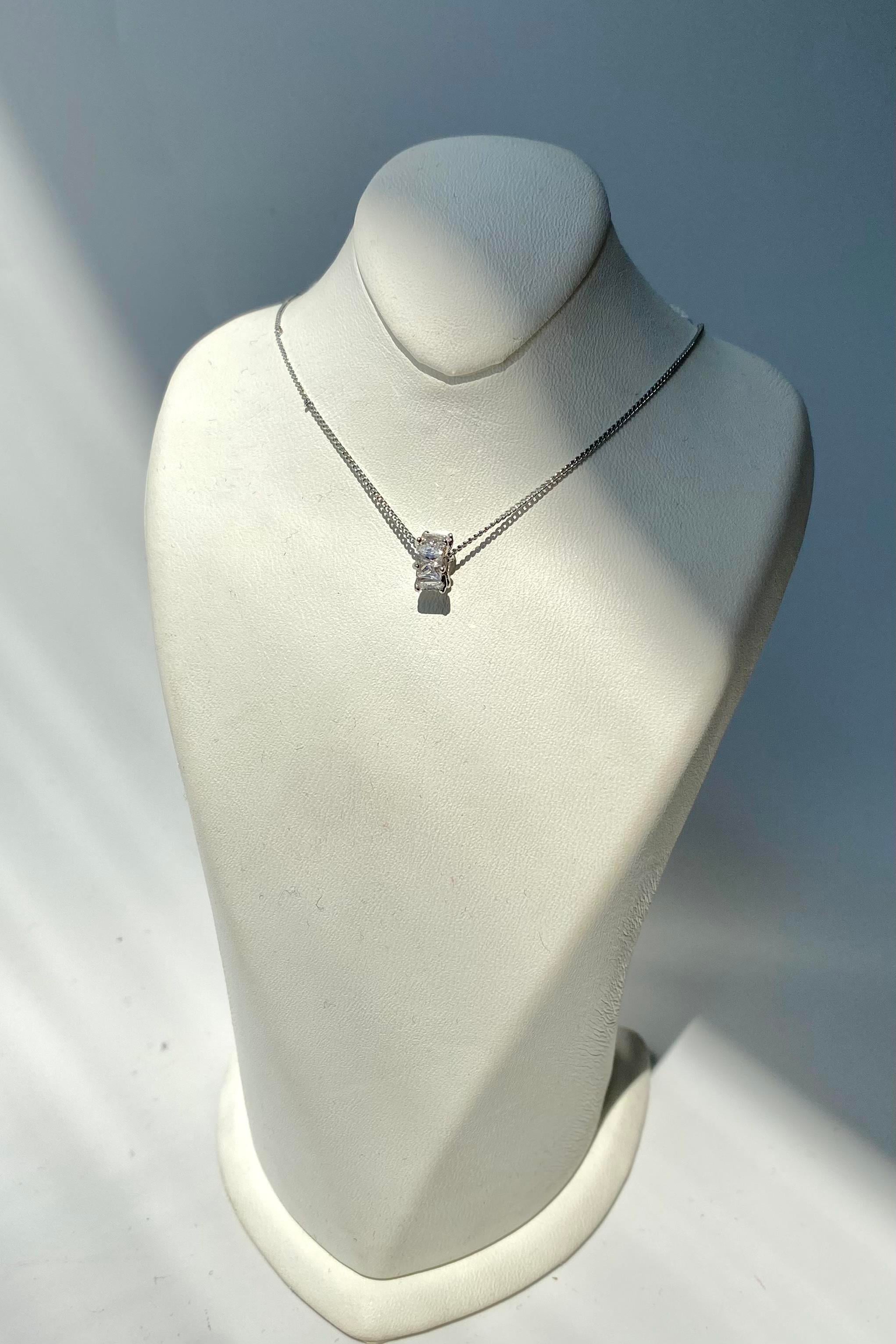 KARE TAŞLI SİLİNDİR KOLYE