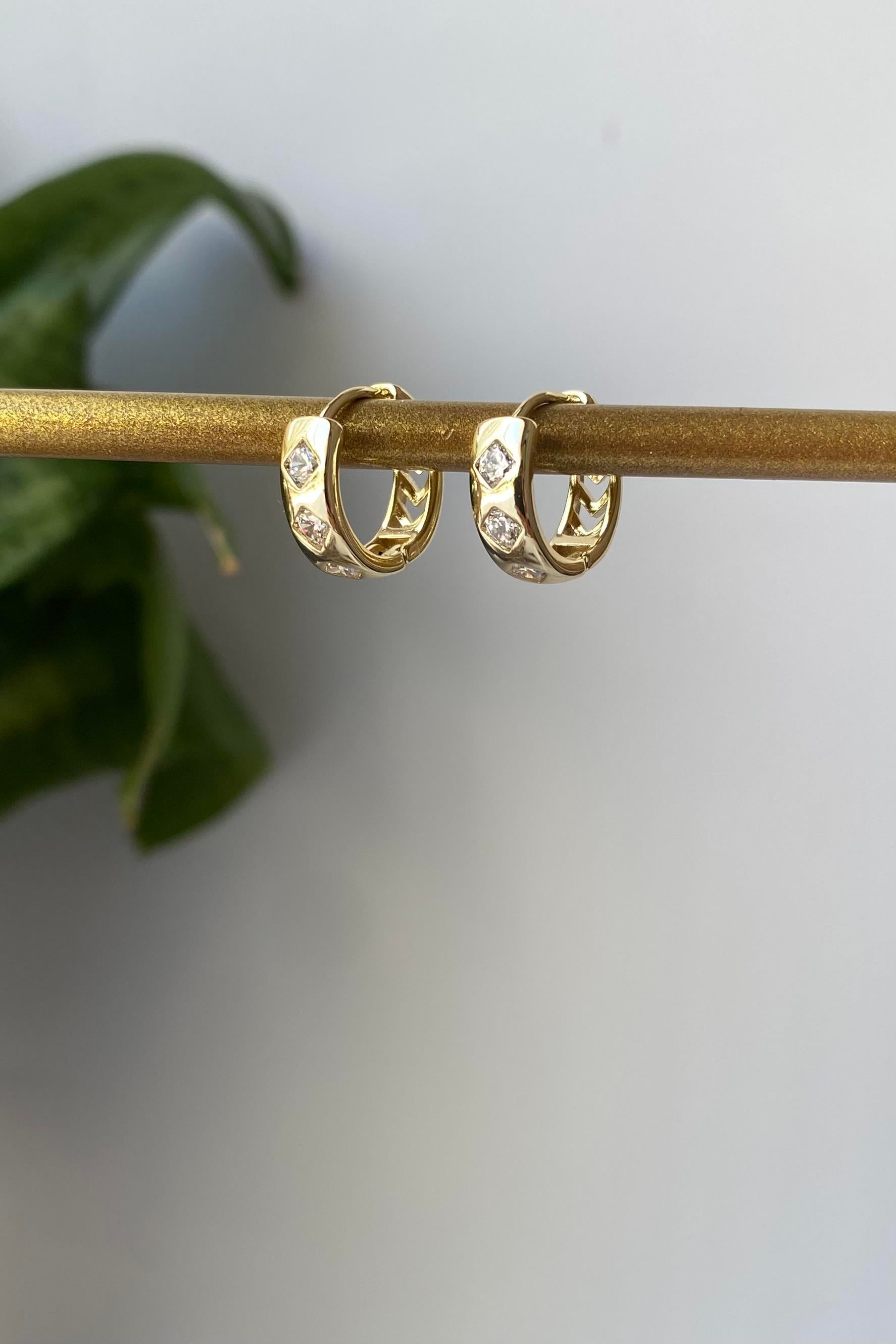 KARO TAŞLI HALKA KÜPE 1.5CM