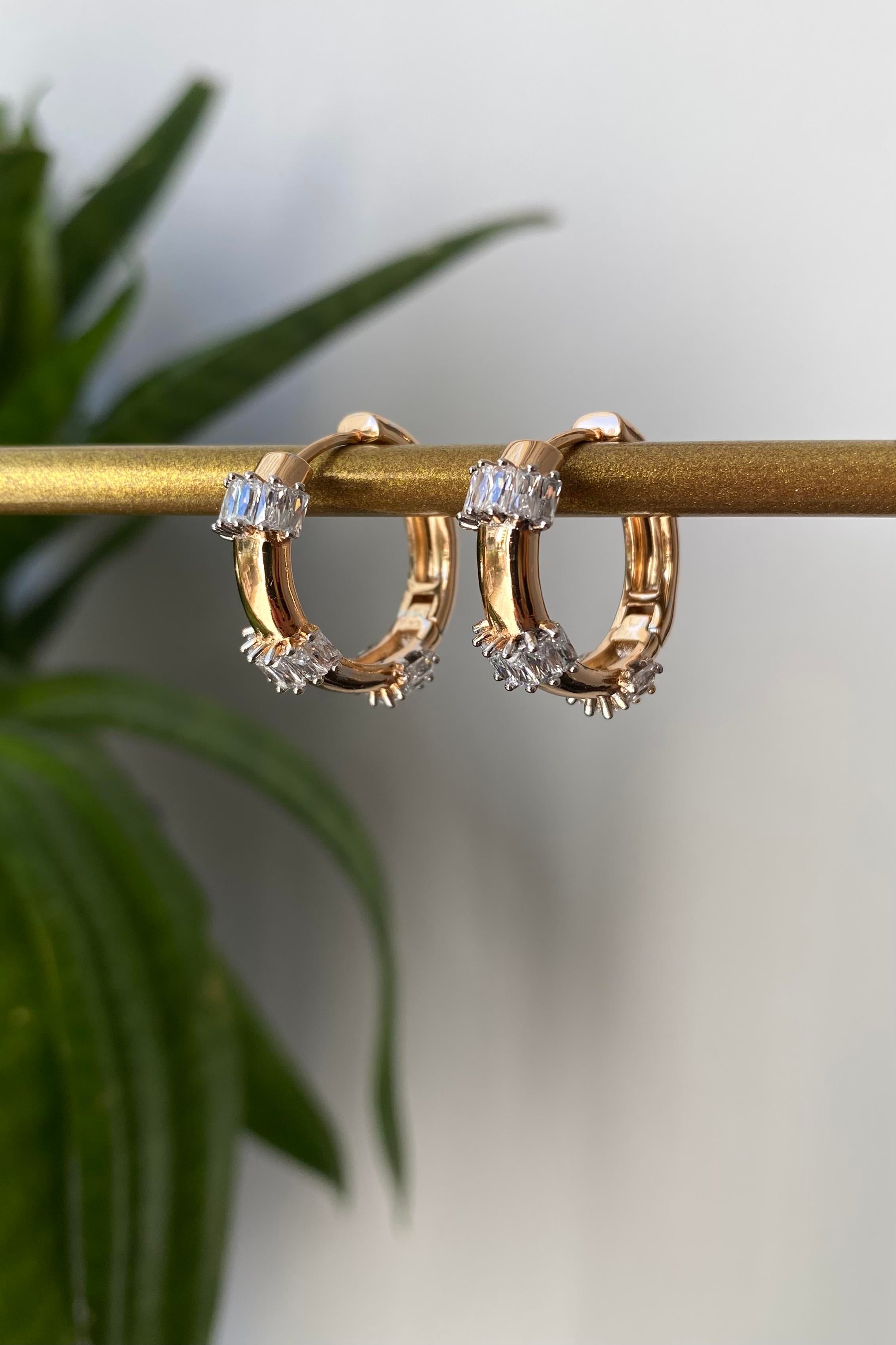 KLASİK HALKA ÜZERİ BAGET TAŞ KÜPE