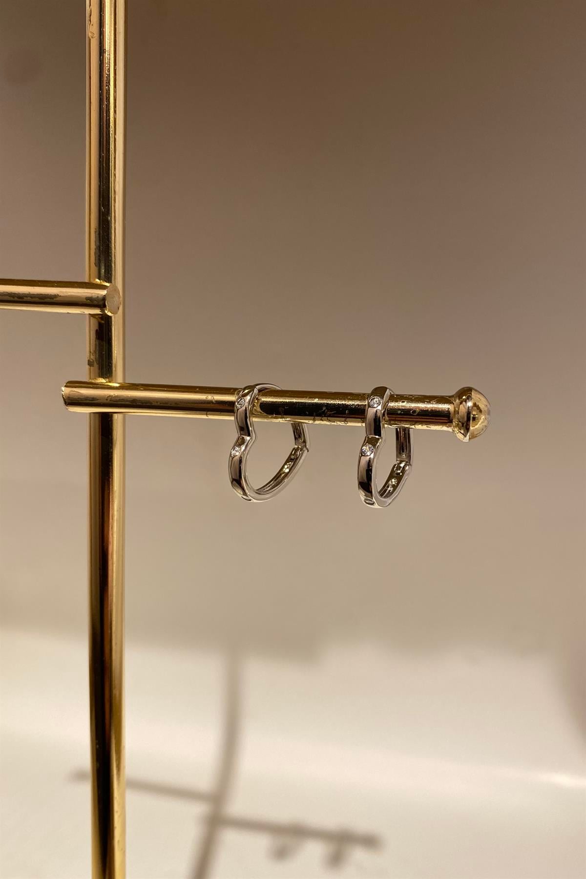 KLASİK KALPLİ ÜÇ TAŞLI HALKA KÜPE 1.5 cm