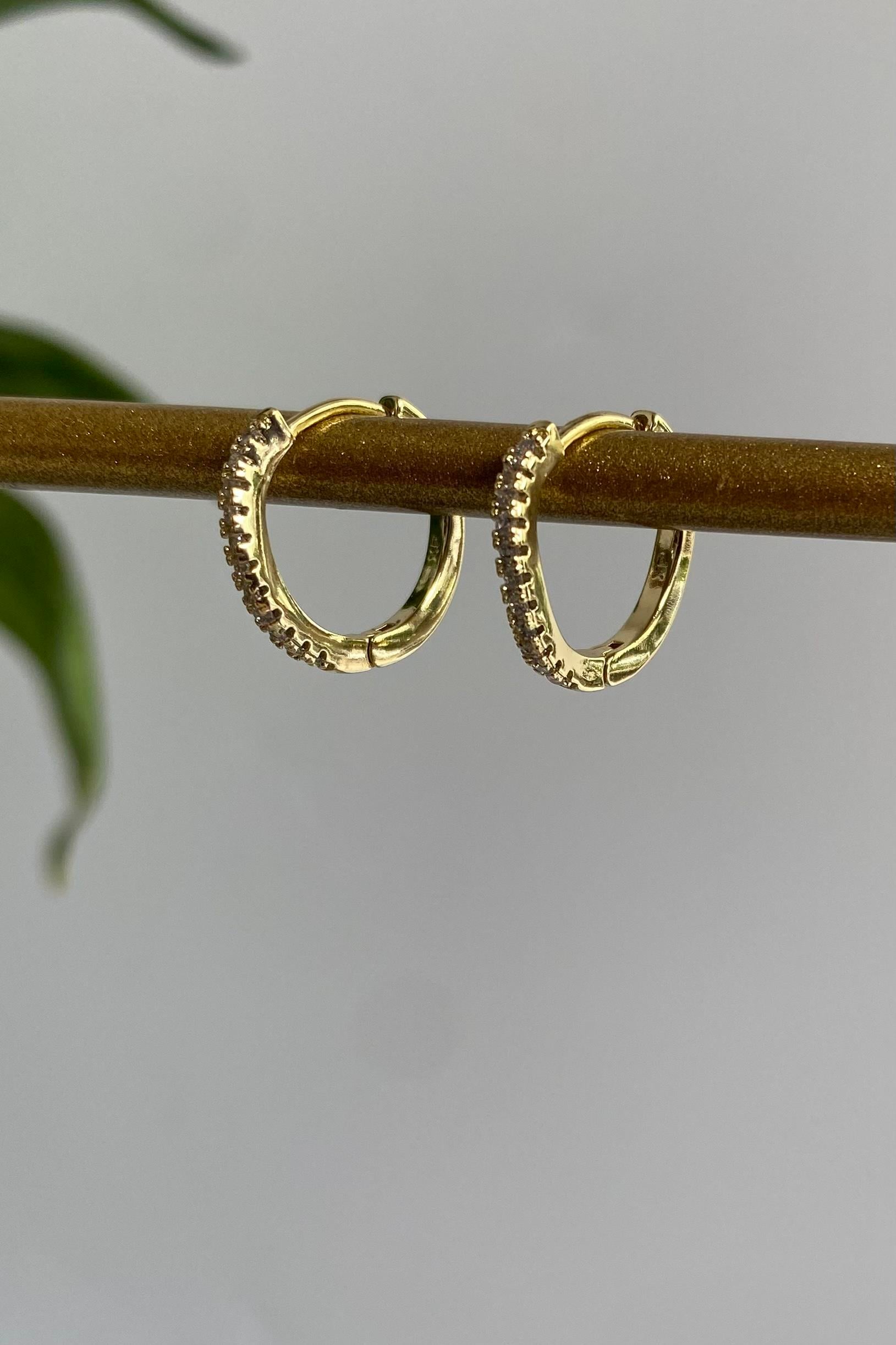 KLASİK TAŞLI DALGALI HALKA KÜPE 1,5cm