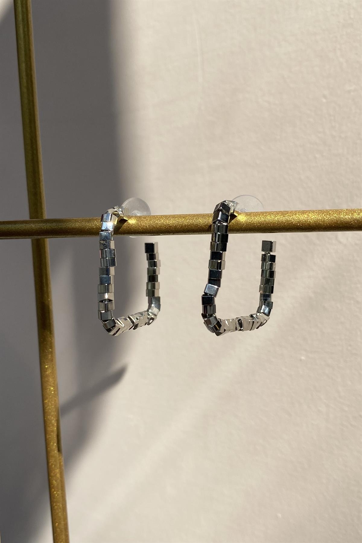 KÜPLÜ KARO HALKA KÜPE