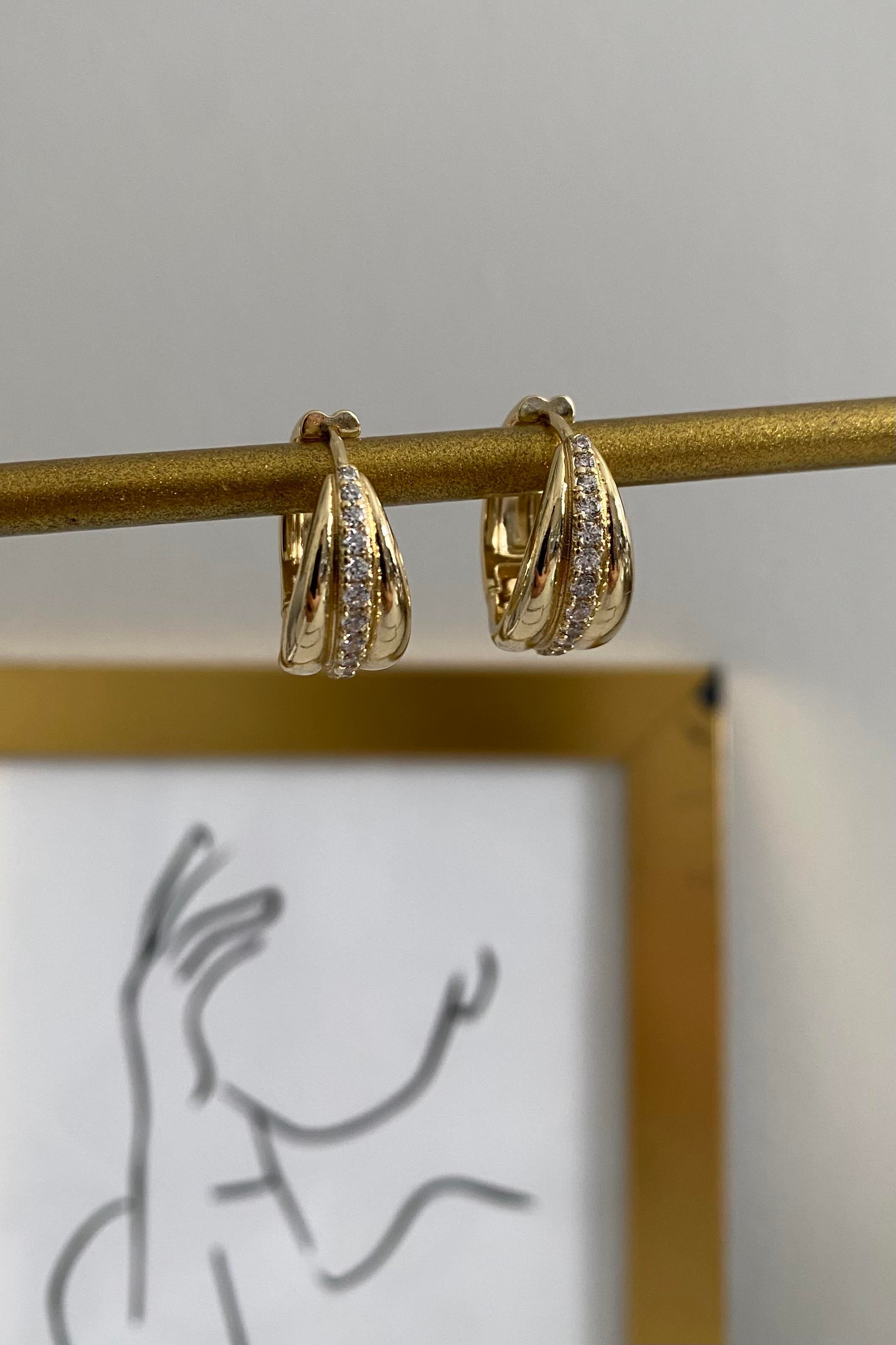 ORTASI TAŞ ŞERİTLİ HALKA KÜPE