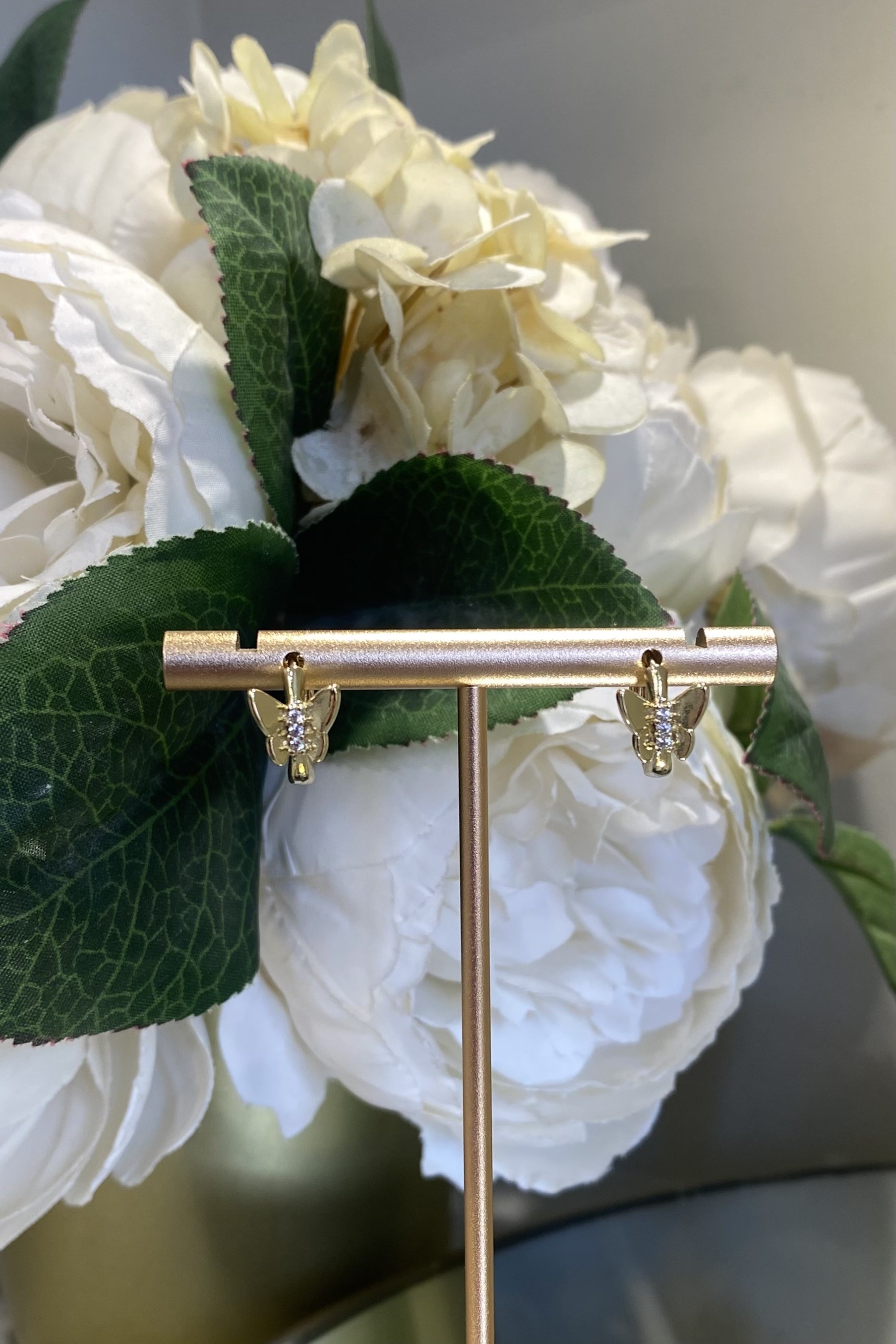 ORTASI TAŞLI KELEBEK HALKA KÜPE